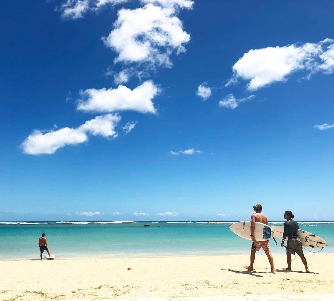 マキ・コニクソンさんのインスタグラム写真 - (マキ・コニクソンInstagram)「今日のアラモアナ ビーチは波が良いのかサーファーが沢山いました！🏄‍♀️🏄‍♂️ アラモアナ ビーチは海の色がきれいで波が穏やかで砂が白くて私が大好きなビーチ！⛱ ストーリーに動画あげたよ！😊 #ハワイのおすそ分け🤙🏼」6月15日 9時42分 - makikonikson