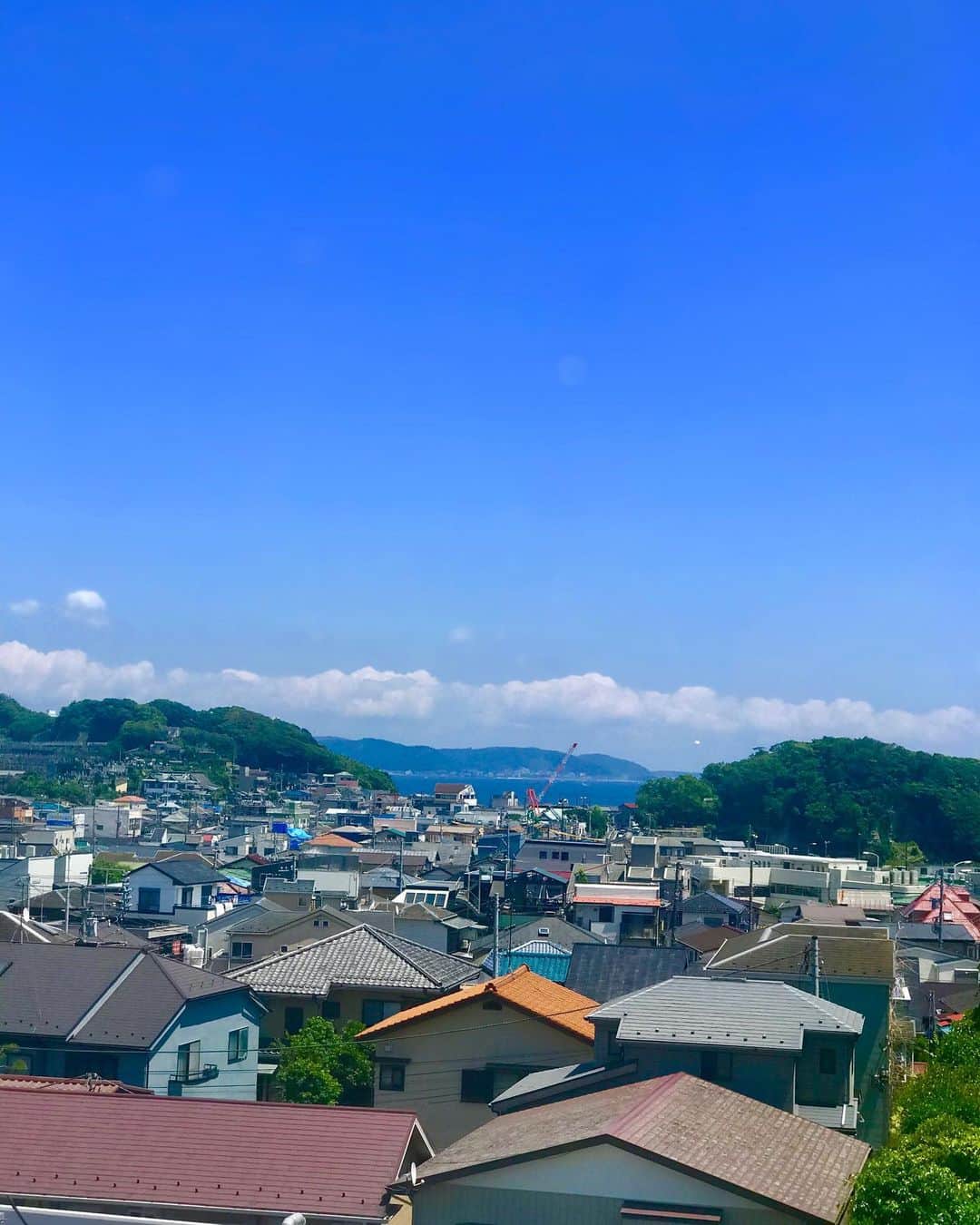 中道あすかさんのインスタグラム写真 - (中道あすかInstagram)「日本初‼️ 海が見える、ランドリープレイス🏝✨✨✨ . .  まるで、海外の映画に出てきそうな、 オシャレすぎる#ランドリー 【#balukolaundryplace 】が、 私の大好きな#江ノ島 にOPENしました☺️♥️ (@balukolaundryplace ) . . . 先日、オープニングパーティにご招待いただいたんですが、 オシャレすぎるベーカリーカフェも併設されていて、 お洗濯が終わるのを待つあいだに、 #ティータイム を楽しめるようになってたよーーっ☺️♥️ . . .  ビルの５Fにあるから、眺望も最高で、 と〜っても大きな窓ガラスから、 江ノ島の海が見える・・・😍❤️ . .  ほんっとにゆったりした気持ちになれる場所です😌✨ . . .  従来の#コインランドリー の イメージとかけ離れてて、 完全にフォトジェニックなスペースで、 .  こんな場所だったらすすんでお洗濯に行きたいって思った☺️❤️（笑） . . .  江ノ島駅から徒歩5分ぐらいだから、 海で泳いだあとに寄ってもいいかもだよ☺️♥️ . . .  パーティではモデルの#仁香 さんと、 ご主人の#柴田翔平 さんがいらして、 色々おはなしも伺えました😍💓 . . . 江ノ島の新スポットとして、 是非覚えておいてね〜っ😊💓 . .  #トランクルーム も併設されてるから、 #サーフボード とか置く場所にしても 良いかも★ . . . . . .  #バルコランドリープレイス #クロスロードベーカリー #ソーシャルランドリー #ランドリーカフェ #PR #コインランドリー#海#湘南#ビーチ#beach#海#フォトスポット#インスタ映え#カフェ巡り #お洒落さんと繋がりたい#おしゃれさんと繋がりたい #洗濯#お洗濯#家事#子育て#ママ#インスタグラマー#読者モデル」6月15日 9時34分 - asuroom