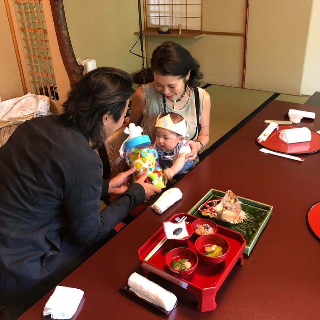 森本容子さんのインスタグラム写真 - (森本容子Instagram)「両親達と一緒に #お食い初め。もう6ヶ月だけど、やってみました😅 お食い初めの後すぐに初めての離乳食を一口を食べ、ついでの1/2 Birthdayもしました。楽しい一日でした💛 【森本容子セレクト オンラインストア】http://ymdo.tokyo ※新作お知らせから発売開始時間までも【在庫切れ】と表示されておりますので注意ください。 ※商品のお問い合わせ、質問はオンラインストアへお願い致します。  @kariangofficial @ymdoshop @bankertokyo @yocomorimoto #bankertokyo #ymdoshop #kariang #banker #tokyo #denim #japanmade #カリアング#バンカートーキョー #バンカー東京#レディスウェア#今日のコーデ#カットソー#コーディネート#森本容子#キッズウエア #マタニティウエア #マタニティ#マタニティコーデ #がんばれ高齢出産 #fashion #yocomorimoto  #生後5ヶ月#生後6ヶ月」6月15日 9時40分 - yocomorimoto