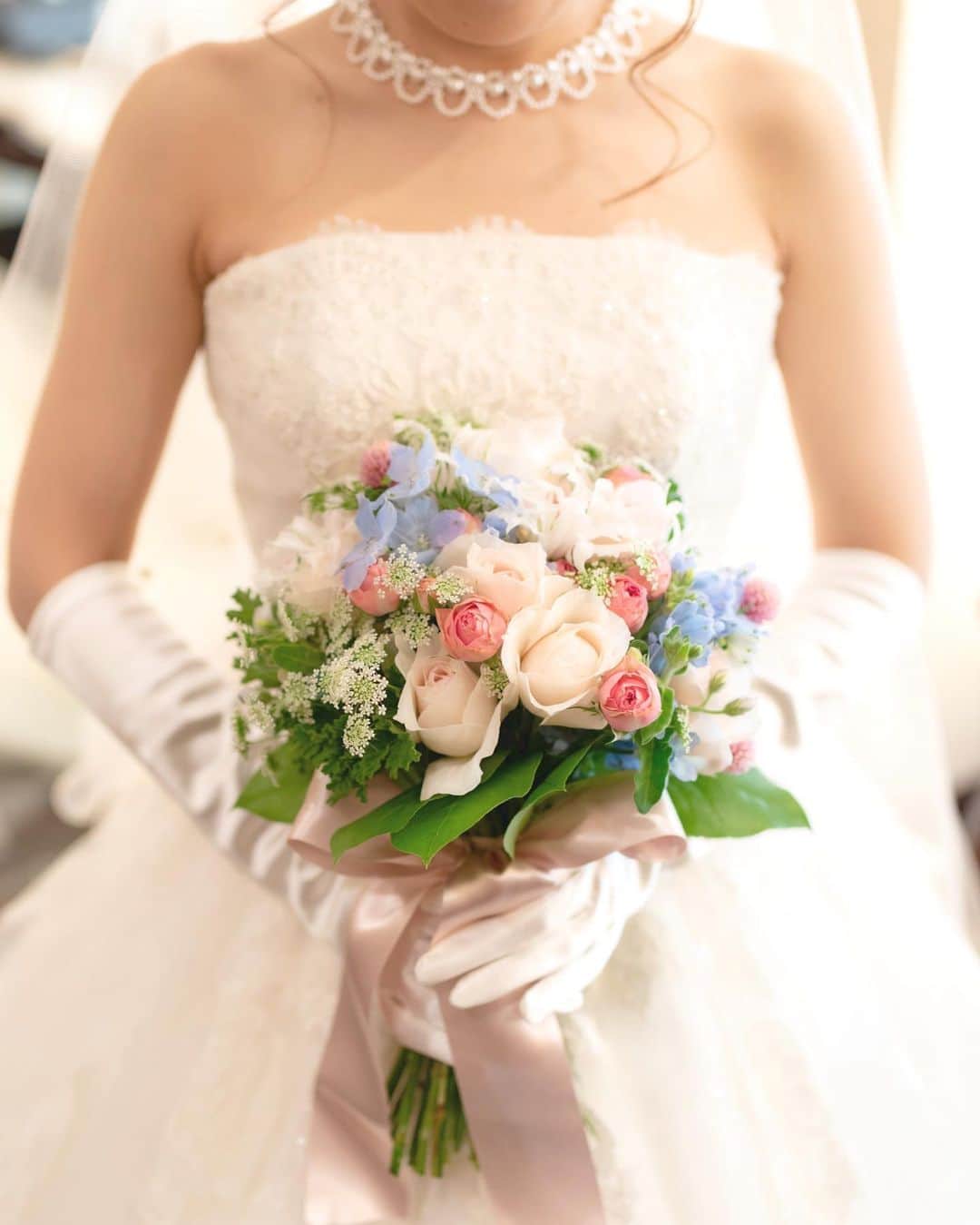 のインスタグラム：「. 可愛らしい色味で仕上げた オーダーメイドのブーケ！ . #takamibridal #chapelledesanges #chapelledesangesminamiaoyama #chapel #wedding #happywedding #bridal #タカミブライダル #ルアンジェ教会 #南青山ルアンジェ教会 #結婚式 #教会 #花嫁 #プレ花嫁 #ルアンジェ花嫁 #ウエディング #ブライダル #ウエディングドレス #フラワー #ブーケ #クラッチブーケ #バラ #ピンク #ブルー #ブルースター #南青山 #表参道」
