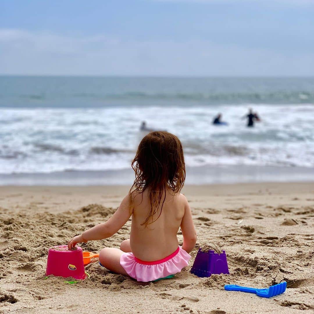 エミリー・デ・レイヴィンさんのインスタグラム写真 - (エミリー・デ・レイヴィンInstagram)「My little beach bum 🏖❤️ #Malibu #almostsummer #funinthesun」6月15日 9時42分 - emiliede_ravin