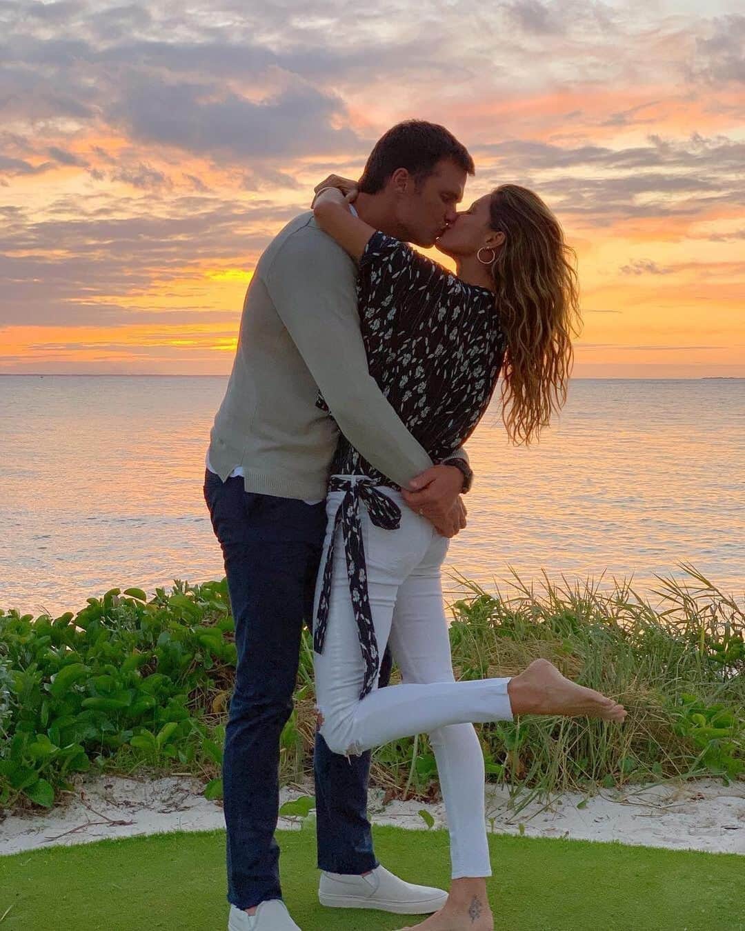 People Magazineさんのインスタグラム写真 - (People MagazineInstagram)「Date night for Gisele Bündchen and Tom Brady! ❤️ The couple shared some sweet snaps celebrating their forever love. | #Regram @tombrady, @gisele」6月15日 9時48分 - people