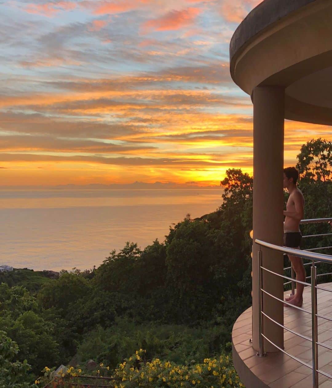 コナー・フランタのインスタグラム：「take me back to 6am in paradise」