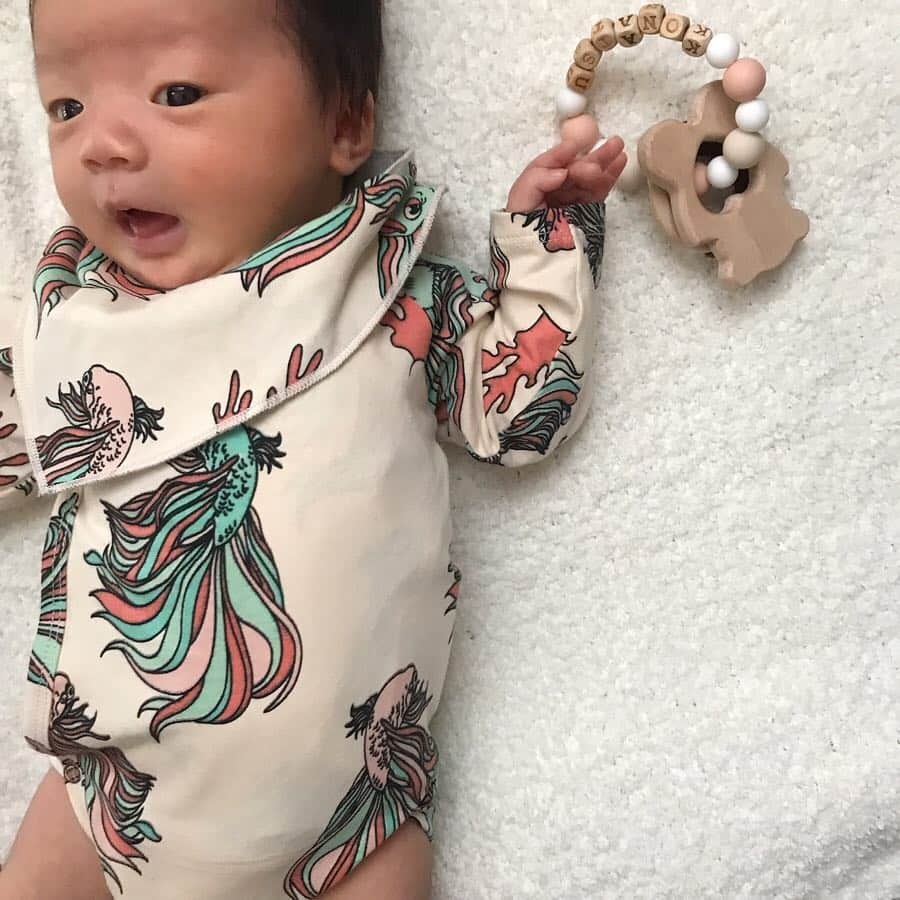 長谷川あやさんのインスタグラム写真 - (長谷川あやInstagram)「🍼🍼🍼 #babyshop #taoandfriends #pr @babyshop @tao_and_friends @baby_stagram #babyshop_com #歯固めジュエリー #歯固め #ハンドメイド #女の子ベビー #BSタオアンドフレンズ #ベイビーショップ #タオアンドフレンズ #赤ちゃんのいる生活 #小夏のいる生活 #0ヶ月 ・ ・ ・ 最近脚もむっちむちに なってきた小夏さーーん👶🍼 ・ ストーリーズでたくさん 連絡いただいたベビー服は BabyShop×TAO&Friendsのもの✨ オーガニックコットンを使用していて 着心地もとってもよさそう🤤💭 ・ （スワイプしてね👉） スタイもお揃いのものが あったよ〜(´∀｀)💛💛💛 ・ 🗒https://jp.babyshop.com/tao-friends/s/1299 ・ そしていまはまだ にぎにぎしてるだけで 小夏のおもちゃになってるけど 名前入りも出来る 世界に一つの歯固め😋💭 ・ ¥1800〜でリーズナブルだひ 米国食品医学薬品検査適合商品の ビーズを使用しているから 赤ちゃんにも安心✨ ・ デザインや素材にこだわっていて 300種類以上のパーツを取り扱っているから オリジナルでオーダー可能だよ💛」6月15日 10時08分 - ayasuke_0516