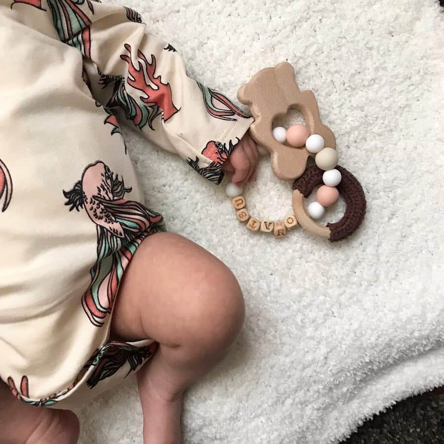 のインスタグラム：「🍼🍼🍼 #babyshop #taoandfriends #pr @babyshop @tao_and_friends @baby_stagram #babyshop_com #歯固めジュエリー #歯固め #ハンドメイド #女の子ベビー #BSタオアンドフレンズ #ベイビーショップ #タオアンドフレンズ #赤ちゃんのいる生活 #小夏のいる生活 #0ヶ月 ・ ・ ・ 最近脚もむっちむちに なってきた小夏さーーん👶🍼 ・ ストーリーズでたくさん 連絡いただいたベビー服は BabyShop×TAO&Friendsのもの✨ オーガニックコットンを使用していて 着心地もとってもよさそう🤤💭 ・ （スワイプしてね👉） スタイもお揃いのものが あったよ〜(´∀｀)💛💛💛 ・ 🗒https://jp.babyshop.com/tao-friends/s/1299 ・ そしていまはまだ にぎにぎしてるだけで 小夏のおもちゃになってるけど 名前入りも出来る 世界に一つの歯固め😋💭 ・ ¥1800〜でリーズナブルだひ 米国食品医学薬品検査適合商品の ビーズを使用しているから 赤ちゃんにも安心✨ ・ デザインや素材にこだわっていて 300種類以上のパーツを取り扱っているから オリジナルでオーダー可能だよ💛」