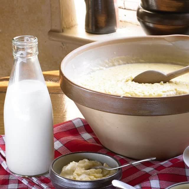 フランス大使館さんのインスタグラム写真 - (フランス大使館Instagram)「今日の一皿🍴】ノルマンディー地方の郷土料理「トゥルグル」。たっぷりのミルクにお米・砂糖・シナモンを混ぜ、オーブンで3～4時間ほどかけて焼き上げる温かいデザートです。焼きたてはとても熱く「顔をゆがめる（se tordre la goule）」ほどだそう。photo : JP Gratien Calvados Tourisme 🍴 Dans l'assiette : spécialité normande, la Teurgoule, est un riz au lait qui se savoure chaud et saupoudré de cannelle. Le nom de ce dessert typique signifie en patois normand « se tordre la goule, c'est à dire la tête ». Crédit photo : JP Gratien Calvados Tourisme @Normandie」6月15日 10時00分 - ambafrancejp