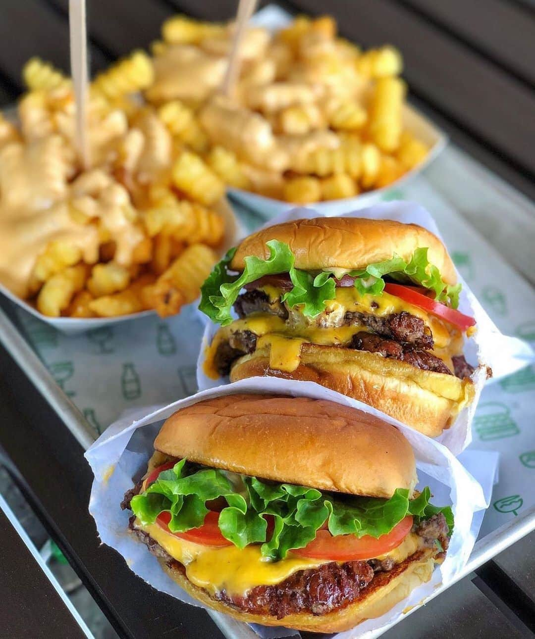 SHAKE SHACKさんのインスタグラム写真 - (SHAKE SHACKInstagram)「Anyone else jealous of @melissa.cassady’s order? 🤤 #shakeshack」6月15日 10時02分 - shakeshack