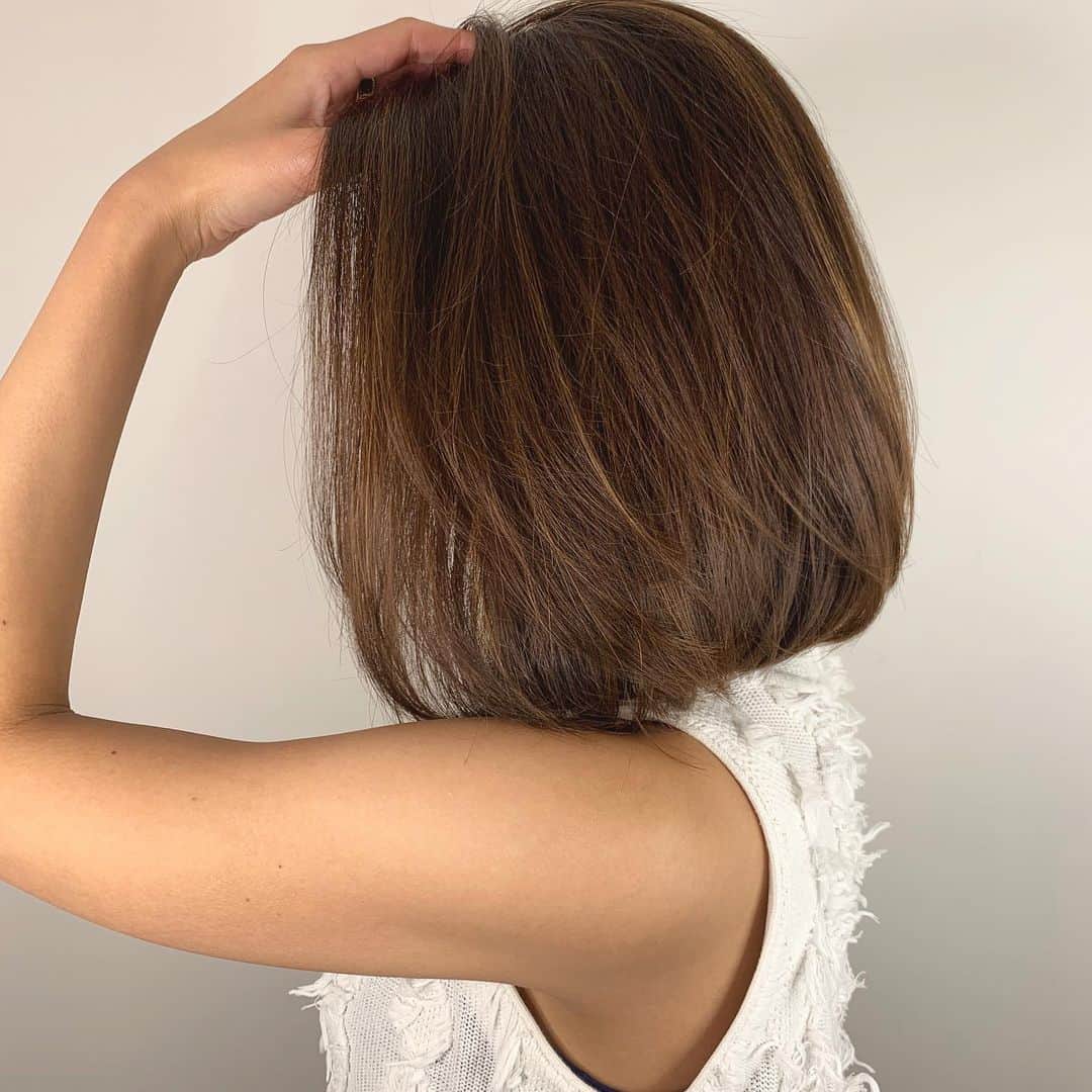 鮫島邦明のインスタグラム：「艶大人ボブ うっすらハイライト #ハイライト #アッシュカラー #梅田美容室 #梅田美容院 #ヘア#梅田ヘアスタイル #髪型 #ヘアセット #ヘアメイク #キラ水 #グラデーション #ホリスティックカラー #ヘアアレンジ #アレンジ #就活 #美容学生 #美容専門学校#gu #snidel #梅田美容師 #モデル #サロンモデル #サロモ #ヘアカタ #ショートヘア#ショート #aujua --------------------------------------. 梅田と東京出店を計画中 スタッフ募集中メッセージくださいね★ AVANCE.CROSStuin梅田茶屋町 TEL06-6377-7211 AVANCE.CROSSmel c西梅田 TEL06-6348-2050 gif.hair TEL06-6377-7277 AVANCE.京橋 TEL06-6356-1555」