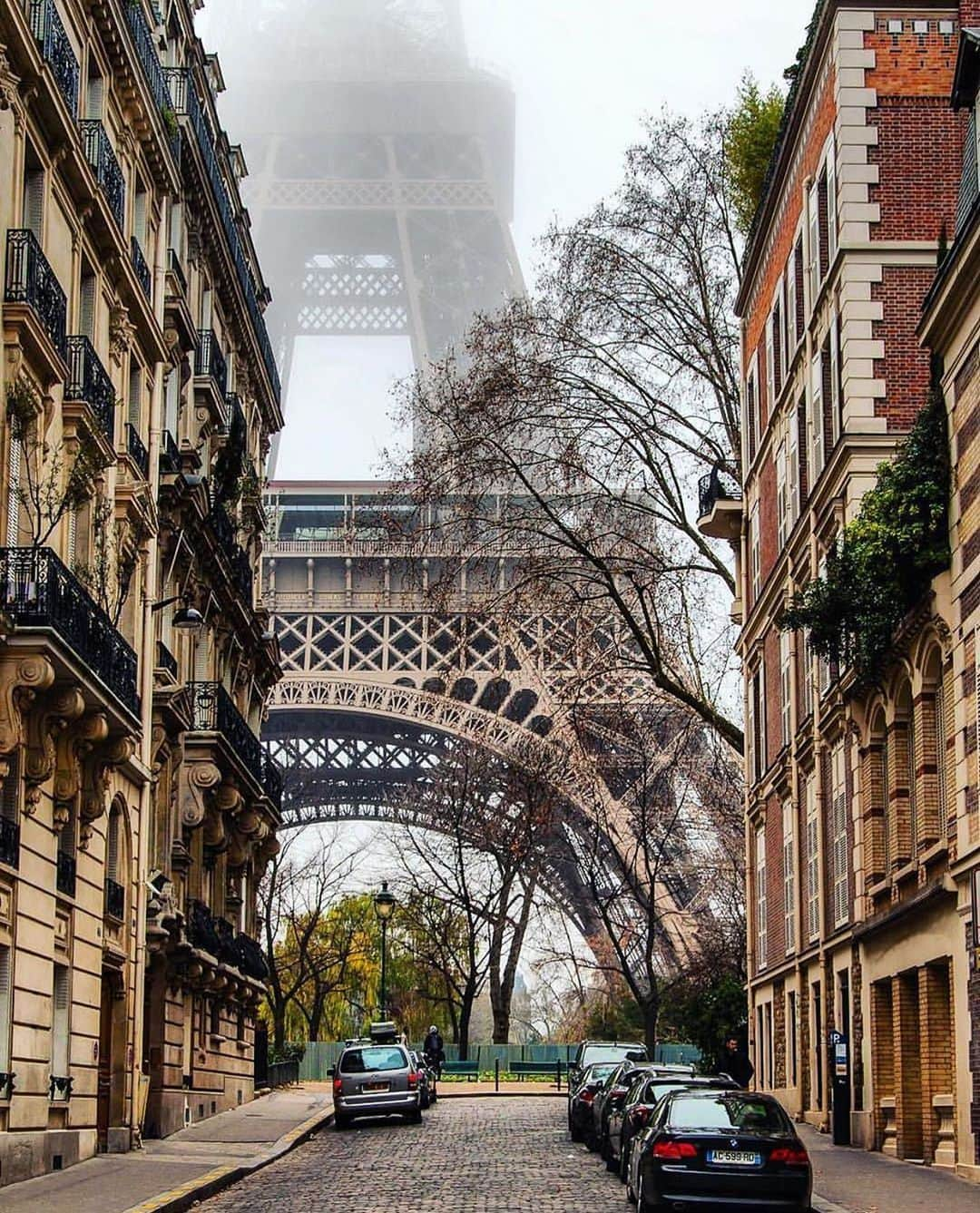 Inspirationさんのインスタグラム写真 - (InspirationInstagram)「Registro lindíssimo dos pés da Torre Eiffel em um dia nublado em Paris #decorcriative #decoreinteriores. Follow @decoredecor  __________________ 📷 kevinod」6月15日 10時09分 - decorcriative