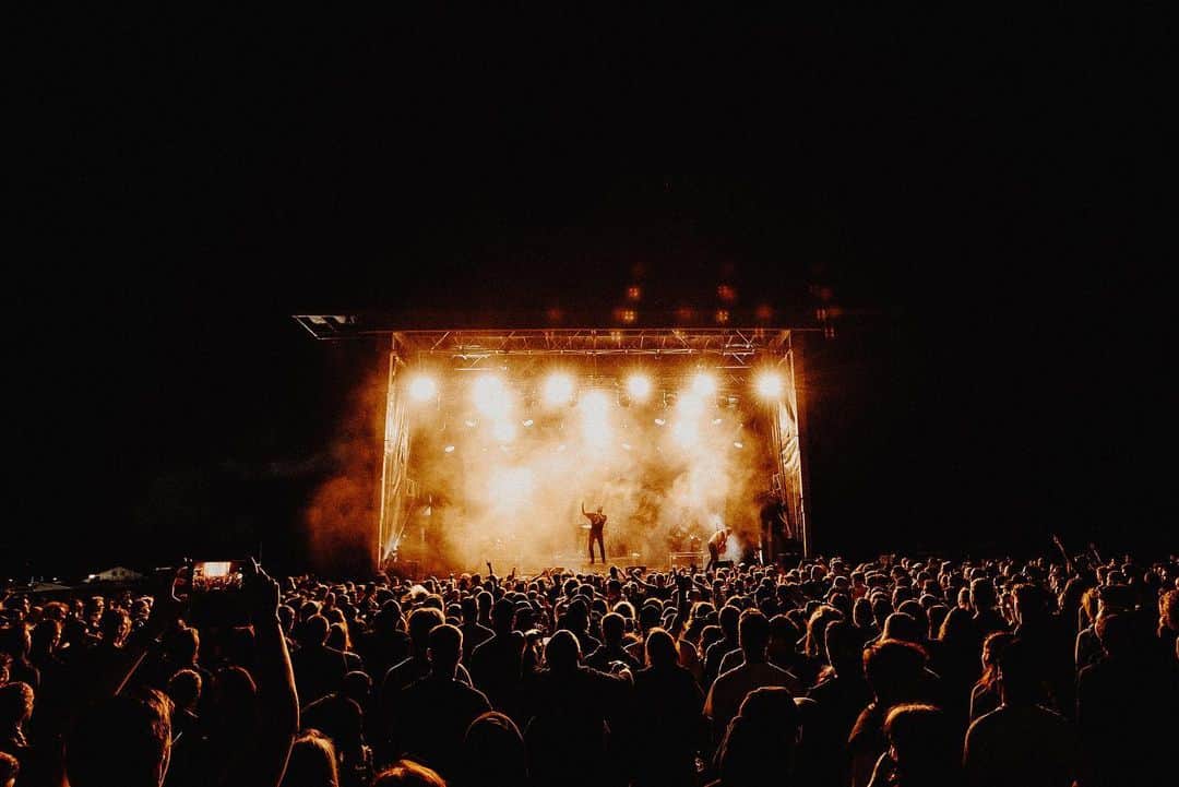 The Amity Afflictionさんのインスタグラム写真 - (The Amity AfflictionInstagram)「Not Bad, Good Size. @greenfieldfestival 📷 @xpeesx」6月15日 10時10分 - theamityaffliction