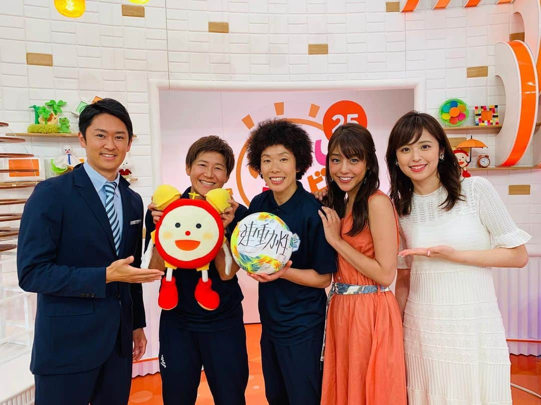 木下康太郎さんのインスタグラム写真 - (木下康太郎Instagram)「* なでしこジャパン、今大会初勝利おめでとうございます！  今日のゲストは元なでしこジャパン、荒川恵理子選手、福元美穂選手でした。 練習試合前なのに、朝早くからありがとうございました。 ・ 決勝トーナメント進出をかけたイングランド戦は6/20(木)朝4時キックオフです！ ・ そして久保建英選手、レアル・マドリード移籍決定おめでとうございます！ コパ・アメリカでの活躍も期待しています！ ・ #今日もありがとうございます #めざましどようび #なでしこジャパン #福元美穂 #荒川恵理子 #久慈暁子 #岡副麻希 #高見侑里 #新美有加 #佐野瑞樹 #西山喜久恵 #木下康太郎 #フジテレビ #アナウンサー」6月15日 10時11分 - kotaro_kinoshita0906