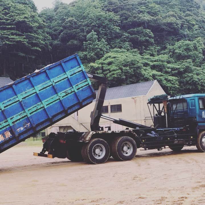 ひうらさとるのインスタグラム：「雨の中リサイクル運動みなさまお疲れ様ー。本日一番盛り上がった、トラックのコンテナ連結。運転手さんが「こんなんで拍手もらったん初めてだわ」と照れてはった。リアル働く車！」