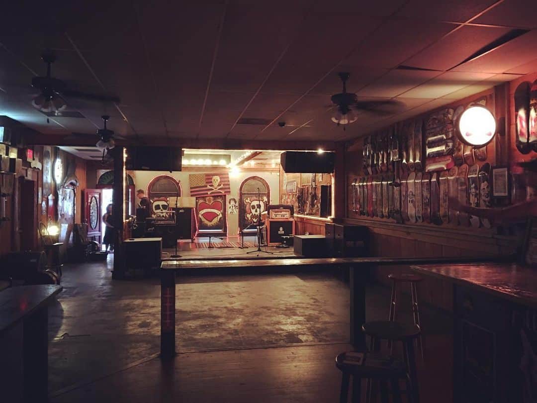 PINKY DOODLE POODLEさんのインスタグラム写真 - (PINKY DOODLE POODLEInstagram)「We arrived at tonight’s venue “Hideaway” in Johnson city, TN!! Come and join us!! . . . #johnsoncity  #pinkydoodlepoodle  #pdp  #ustour2019  #highenergyrocknroll  #livemusic #rockmusic #rock #rockband  #japanese #japaneserockband #ustour #livetour  #tourlife #musicianlife #musician #gibsonguitars #gibsonbass #gibson #eb3 #lespaul #marshallamps #vintage #femalebassist #femalevocalist」6月15日 10時19分 - pinkydoodlepoodle