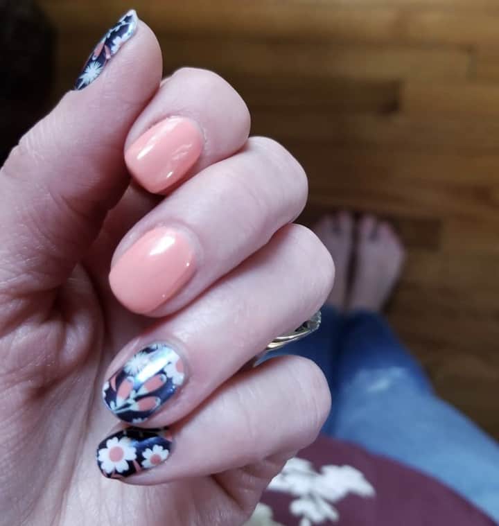 Jamberryのインスタグラム：「✨✨ CRUSHING ON CORAL ✨✨ . . @mrs.elainesapach sent in a photo of her GORGEOUS Crushing on Coral Mani 💅🏼 . . #jamberry #jamberry2019 #jamberryaddict #crushingoncoral #beneyou #bossbabe #levelup #lovewhatido #loveyourself #manicurelove #nailart #nailfie #nailfies #nailwraps #prettythings #sisterhood #success」