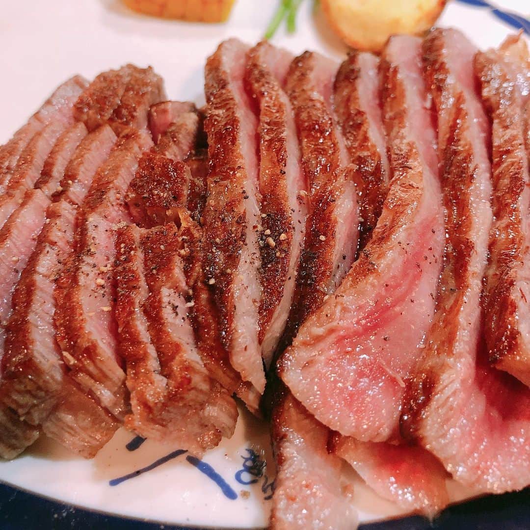 井上公造さんのインスタグラム写真 - (井上公造Instagram)「ボクが1番好きなステーキ屋さん「久」。肉刺し、オニオンスープ、フルーツサラダ。いつものパターン。ステーキはヒレとロースの盛り合わせです！  #心斎橋 #ステーキ #ステーキハウス久 #foodstagram  #delicious」6月15日 10時24分 - inouekozo39