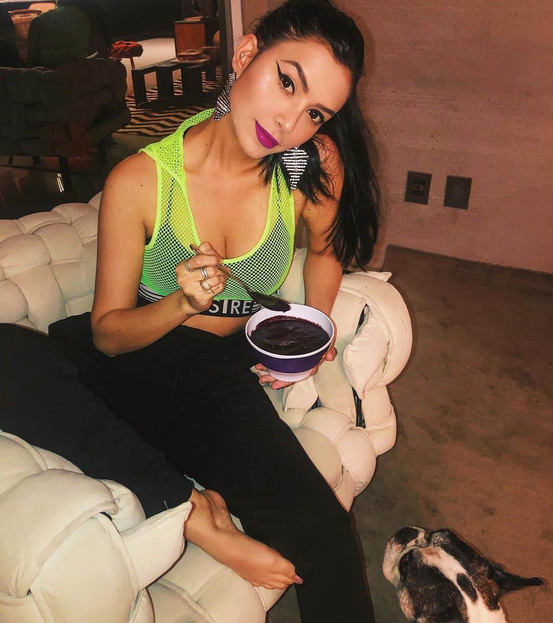 Gabriela Salesのインスタグラム：「Sextou na preguicinha e comidinhas por aqui. Em casa sim, mas sem produção jamais kkkkk Porque a gente nasceu pra se montar bb. Curtindo de boas com meu @acaisabordonorte 💜💜💜 #PubliDeShayana kkkk」