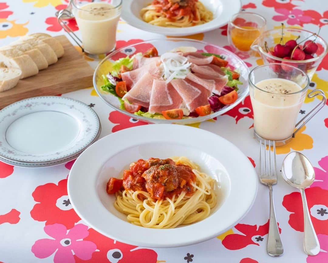 haru.のインスタグラム：「. おはようございます＊ . 今日は、鯖のトマトソースパスタや生ハムサラダ、 スープやパンを用意してブランチ♡ . こちらのテーブルクロスは、 豊富なバリエーションで人気の、 老舗メーカー「明和グラビア」から展開されているテーブルクロス✨ . 今日みたいに天気がちょっとイマイチの日でも、 華やかなテーブルクロスを使うとテーブルがパッと明るくなりますよね♩ .  明和グラビア公式アカウント @meiwagravure では、7月30日まで「人気テーブルクロス投票キャンペーン」が開催されています！ ぜひアカウントをチェックしてみてくださいね😆 . . 天気がイマイチだけど気分だけでも楽しく参りましょ。 みなさまも良い1日を♡ . . .  #PR #テーブルクロス #テーブルクロス人気投票 #明和グラビア」