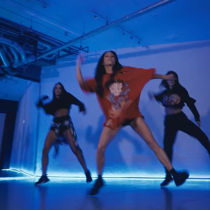 マンディー・ジルーのインスタグラム：「“Press” by @iamcardib. Choreography by 🙋🏻‍♀️. Dancing with my babes @tanyajane_ @chelccorp 🎥 @bobby11dacones #press #cardib #bardigang」