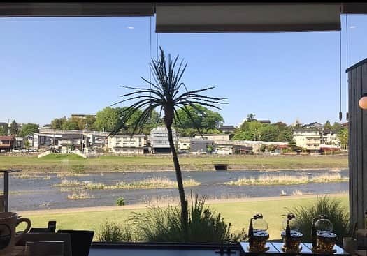 ホテルパシフィック金沢さんのインスタグラム写真 - (ホテルパシフィック金沢Instagram)「. 2019.6.15 . おはようございます。 本日は金沢市の犀川沿いにある、ホテルパシフィック金沢のグループホテル、sararasoのご紹介です◯ . 1階カフェスペースからは目の前に犀川が望めます。 晴れている日はお散歩も気持ちいいですね。 カフェのみのご利用も可能ですので、気になる方はスタッフまでお声かけください😌🌈 . .  #hotelpacifickanazawa #ホテルパシフィック #ホテルパシフィック金沢 #ホテル #hotel #japan #jpn #石川 #ishikawa #金沢 #kanazawa #旅行 #一人旅 #家族旅行 #女子旅 #travel #instatravel #renovation #リノベーション #renovationhotel #手紙 #letter #金沢カフェ #coffee #cafe #latte #sararaso #朝活」6月15日 10時38分 - hotel_pacific_kanazawa
