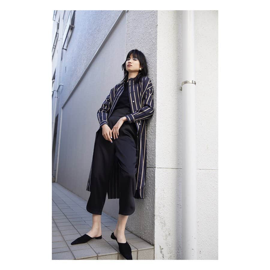 CIROI CIROI × MINETV VOL.1 ONAIRのインスタグラム：「【STYLE】 ＿＿＿＿＿＿＿＿＿＿＿＿＿＿＿＿＿＿＿＿＿＿＿＿＿ One-piece: Double button stripe shirts one-piece Color: light-blue/navy Price: ¥24,000+tax⇨¥14,400+tax. . Tops: Paper basic T-shirts Color: green/white/navy/black Price: ¥6,500+tax⇨¥3,510+tax. . Pants: Hanfu jodhpurs pants  Color: blue/black Price: ¥23,000+tax⇨¥14,950+tax. ￣￣￣￣￣￣￣￣￣￣￣￣￣￣￣￣￣￣￣￣￣￣￣￣￣ . One-piece. クラシカルなストライプで、上品な雰囲気に仕上げたシャツワンピース。大好評の定番品番、 ダブルボタンシャツワンピースのオーバーサイズバージョンが登場です。モードで上品なスタイリングに仕上がると大好評をいただいている定番シャツワンピのデザインポイントはそのままに、こちらはリラックス感とカジュアル感を加えたバージョンに更新し新登場です . Tops. まるでペーパーのようなカラッとした綿糸を使用した、涼しげな T シャツ。体の線が美しく出るシルエットに、ステッチを極力無くし、女性らしいデザインに仕上げました。レングスは、ロングとショートの 2 種類。ショート丈は、ハイウエストやジャストウエストのボトムス合わせに最適です。スタイリングに合わせて、丈感やサイズを選べる定番の T シャツです。 . Pants. ウエストにチャイナボタンのデザインを入れたハイウエストのジョッパーズパンツ。裾のスリットなど、細部にチャイニーズトラディッショナルを散りばめました。シルキーな光沢素材にワッシャー加工を施し、ヴィンテージ風に仕上げたことで、カジュアルに使いやすいパンツに仕上げました。 . #CIROI」