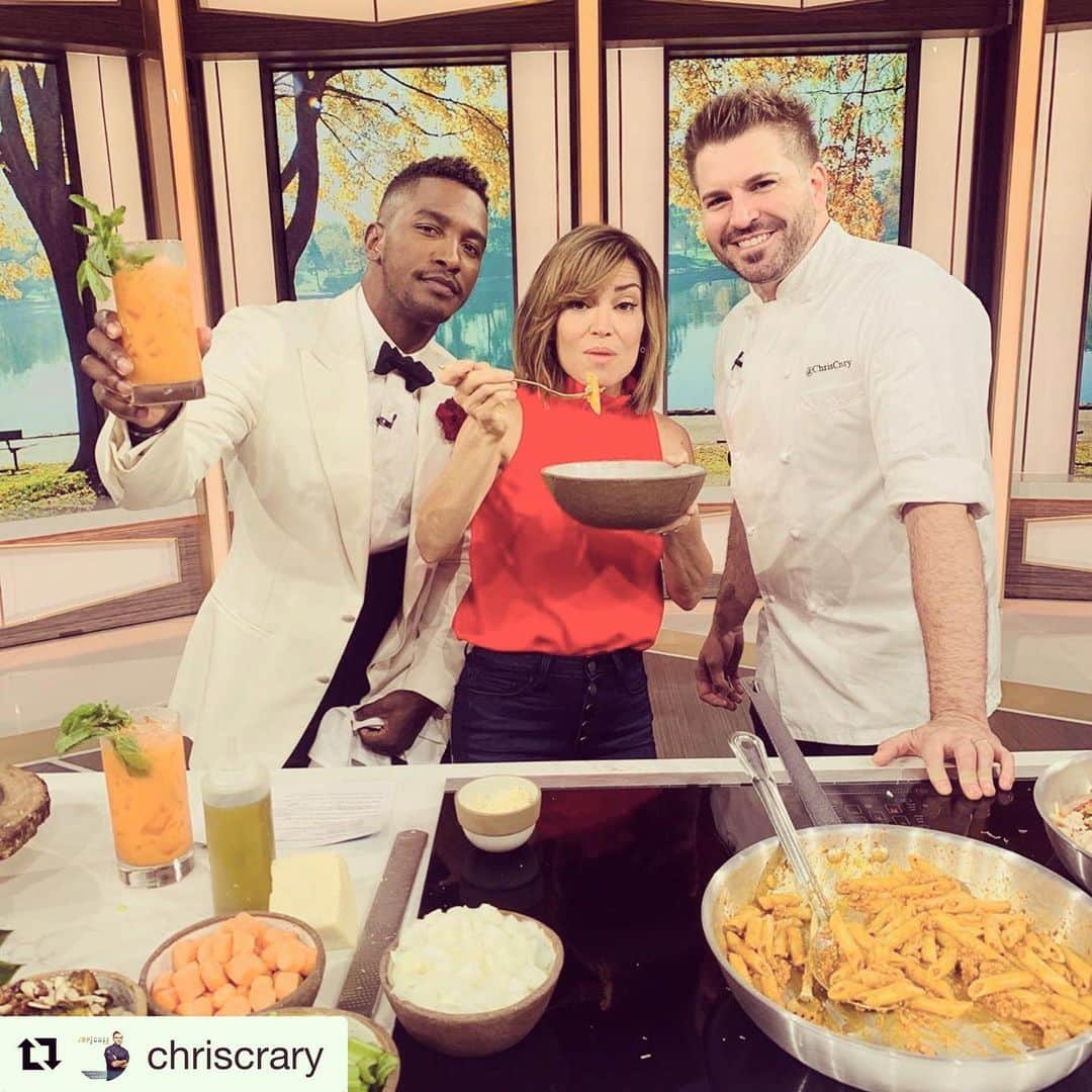 レイチェル・レフィブレのインスタグラム：「Ya that’s my man on #accesshollywoodlive on @nbc  Come taste for yourself (the food, not my husband) @1kitchenweho @1hotels」