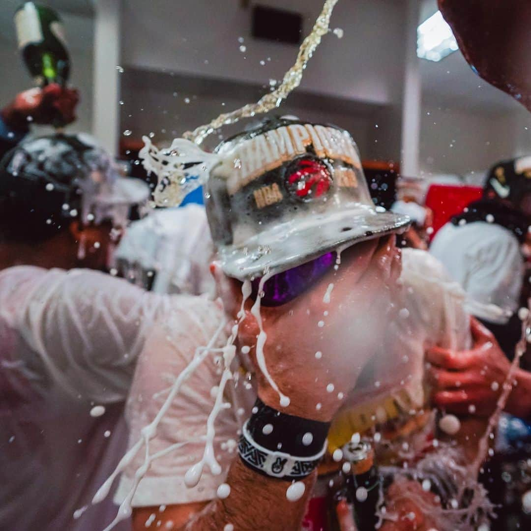 トロント・ラプターズさんのインスタグラム写真 - (トロント・ラプターズInstagram)「It’s a celebration 🍾 #WeTheNorth」6月15日 10時52分 - raptors