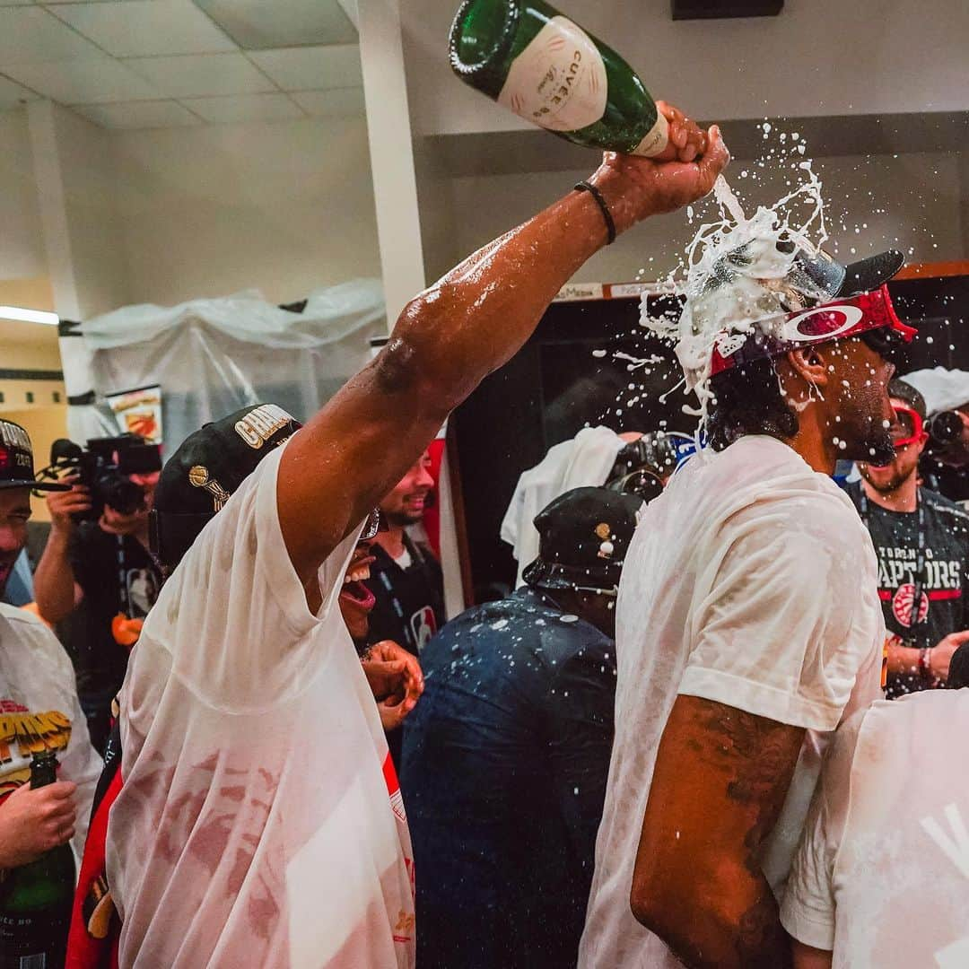 トロント・ラプターズさんのインスタグラム写真 - (トロント・ラプターズInstagram)「It’s a celebration 🍾 #WeTheNorth」6月15日 10時52分 - raptors