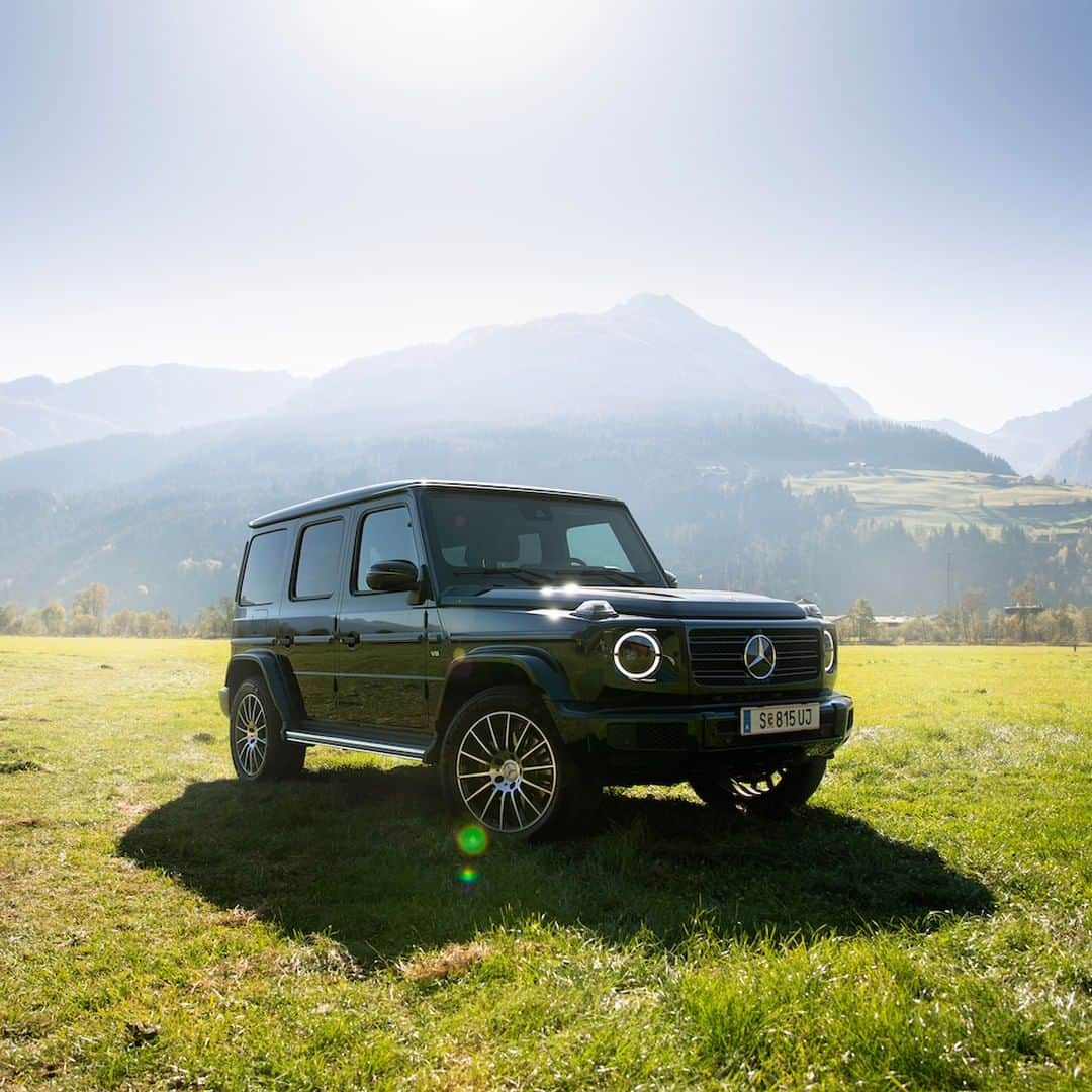 メルセデス・ベンツさんのインスタグラム写真 - (メルセデス・ベンツInstagram)「Starting a sunny weekend trip with the G-Class. ☀ 📸: @petermosoni for #MBsocialcar _____ [Mercedes-Benz G 500 | Kraftstoffverbrauch kombiniert: 12,1-11,5 l/100 km | CO₂-Emissionen kombiniert: 276-263 g/km | mb4.me/nefz] . #Mercedes #MercedesBenz #InstaCar #GClass #sun #weekend #trip」6月15日 11時00分 - mercedesbenz