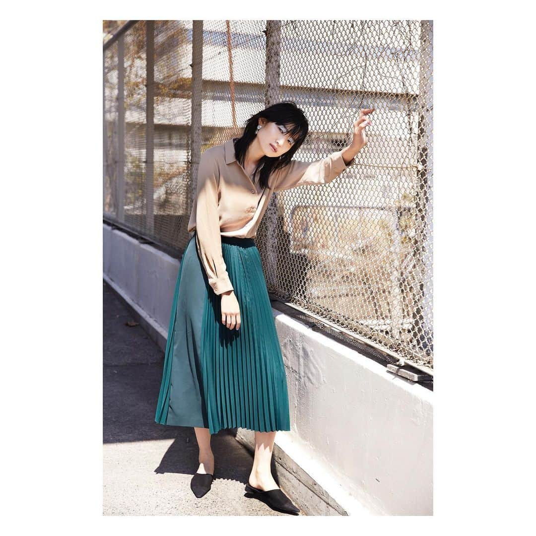 CIROI CIROI × MINETV VOL.1 ONAIRのインスタグラム：「【STYLE】 ＿＿＿＿＿＿＿＿＿＿＿＿＿＿＿＿＿＿＿＿＿＿＿＿＿ Shirts: Silky standerd shirts Color: beige/navy/khaki/white Price: ¥11,000⇨¥5,500+tax. . Skirt: Hard pleats skirt  Color: green/navy  Price: ¥22,000+tax ⇨¥13,200+tax. ￣￣￣￣￣￣￣￣￣￣￣￣￣￣￣￣￣￣￣￣￣￣￣￣￣ . Shirts. CIROI発売当初からの定番で人気アイテムのシルキースタンダードシャツ。 とろみのある素材が体を華奢に見せてくれて繊細な縫製とステッチで上品な大人の雰囲気を出しています。 デコルテが美しく見えるように設計されたボタンの位置など、こだわりのつまった一枚です。 . Skirt. ハリ感のある生地を使用したプリーツスカートです。ラメ糸が含まれているので、プリーツをあてることにより、光の加減で様々な表情を見せてくれるデザインとなっております。サイドにあしらった毛足の長いフリンジ素材がエッジーな印象を与えます。 . #CIROI」