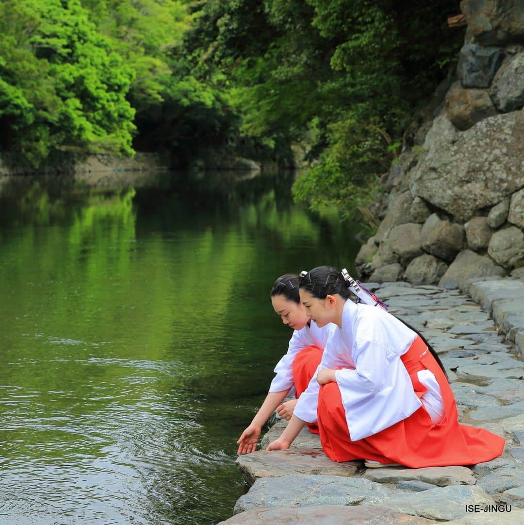 伊勢神宮さんのインスタグラム写真 - (伊勢神宮Instagram)「#伊勢神宮 #神宮 #神社 #心のふるさと #内宮 #御手洗場 #五十鈴川 #巫女 #舞女 #新緑 #初夏 #ISEJINGU #JINGU #SOUL_of_JAPAN #Japan #Jinja #Shinto #Naiku #Isuzugawa_River #Freshgreen #earlysummer」6月15日 11時00分 - isejingu.official