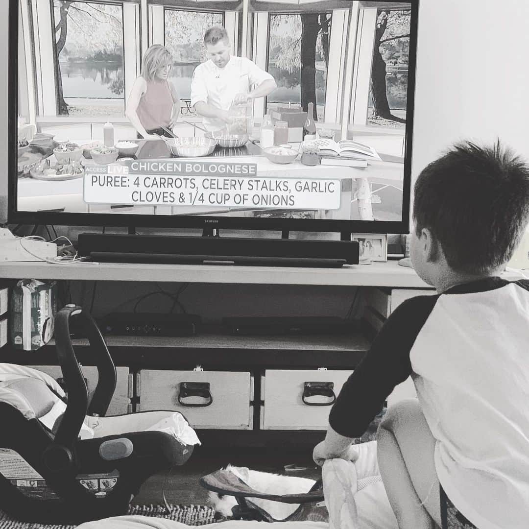 レイチェル・レフィブレのインスタグラム：「He’s finally old enough to watch daddy* on tv 😍😍😍 *anyone want to hire mommy for something kid friendly so I don’t have to wait another ten years for my turn?」