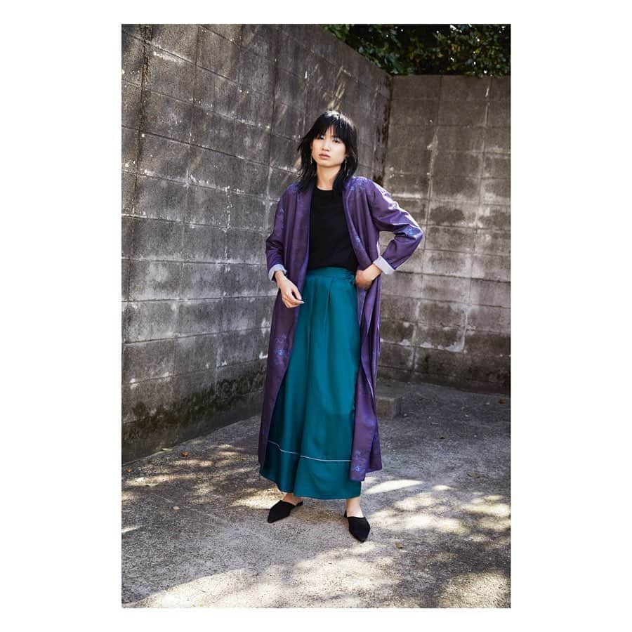 CIROI CIROI × MINETV VOL.1 ONAIRのインスタグラム：「【STYLE】 ＿＿＿＿＿＿＿＿＿＿＿＿＿＿＿＿＿＿＿＿＿＿＿＿＿ Cardigan: Wénzhāng piping rap cardigan  Color: white/navy Price: ¥23,000+tax⇨¥14,950+tax . Tops: Paper basic T-shirts Color: green/white/navy/black Price: ¥6,500+tax⇨¥3,510+tax. . Pants: Minimal piping wide pants Color: beige/green Price: ¥21,000+tax⇨¥19,000+tax. ￣￣￣￣￣￣￣￣￣￣￣￣￣￣￣￣￣￣￣￣￣￣￣￣￣ . Cardigan 中国の紋章や剪絵を落とし込んだオリジナル柄を大胆にあしらったカーディガンです。タフタのような少し光沢とハリ感のある素材が、大人なストリートの雰囲気を醸し出します。コーディネートを選ばないシンプルなデザインと華奢なディテールが美しい羽織りです。閉じて着るとノーカラーですが、開けて着ると低い位置にショールカラーができ、どちらも楽しんで頂けます。 . Tops. まるでペーパーのようなカラッとした綿糸を使用した、涼しげな T シャツ。体の線が美しく出るシルエットに、ステッチを極力無くし、女性らしいデザインに仕上げました。レングスは、ロングとショートの 2 種類。ショート丈は、ハイウエストやジャストウエストのボトムス合わせに最適です。スタイリングに合わせて、丈感やサイズを選べる定番の T シャツです。 . Pants. 落ち感と光沢感のあるレディなワイドパンツ。ウエストにメンズタキシードパンツの手法を採用し、ゴム仕様ですが、前後共ウエストからヒップまでをすっきり見せるデザインに仕上げています。ケーブルパイピングでカジュアルダウンさせ、デイリーに使えるリッチなパンツです。 . #CIROI」