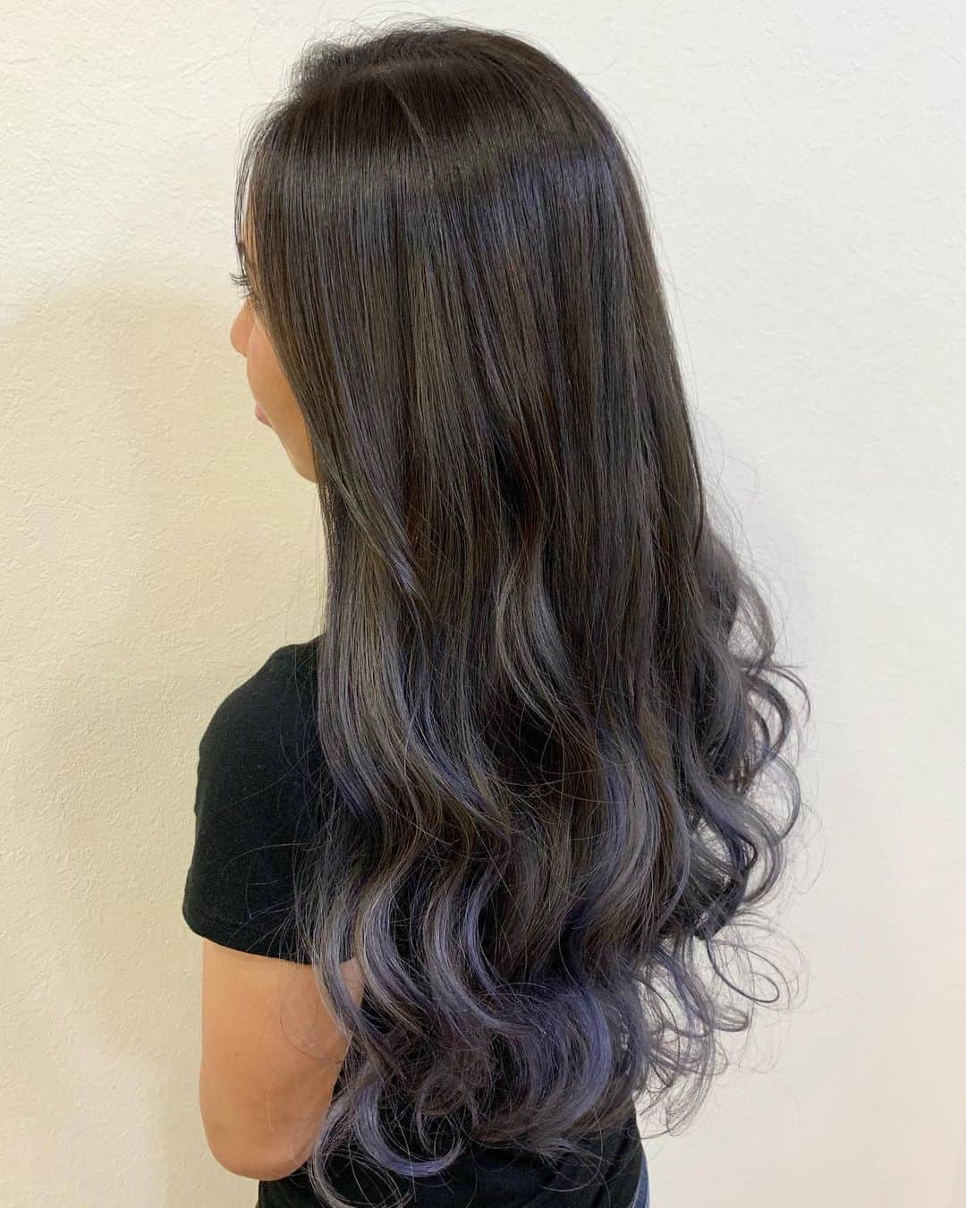salon PRATiNO(サロンプラチノ)のインスタグラム：「. 💜ハイライトバレイヤージュラベンダーカラー💜 . ハイライトとバレイヤージュで立体感を❣️ 濃いめに色を入れたのでゆっくり色落ちを楽しめます❣️ ロングの髪で、長持ちさせたい方には相性ピッタリ💓 . . 【CLAVIS PRATINO】 ◇月曜日～土曜日 11:00～20:00 ◇日曜日 11:00～18:00 ※時間外はお問い合わせください。 愛知県名古屋市中区錦3-4-19石垣ビル７Ｆ ☎︎052-962-7017 . . #hairstyle #hair #cornrow #clavispratino #pratino #hairsalon #FIBREPLEX #nagoya #haircolor #love #特殊ヘア #ブラックヘア  #コーンロウ #ブレイズ  #派手髪 #ヘアカラー  #外国人風カラー#バレイヤージュ #グラデーション  #美容室 #ヘアサロン #クラビスプラチノ #名古屋 #栄 #錦」
