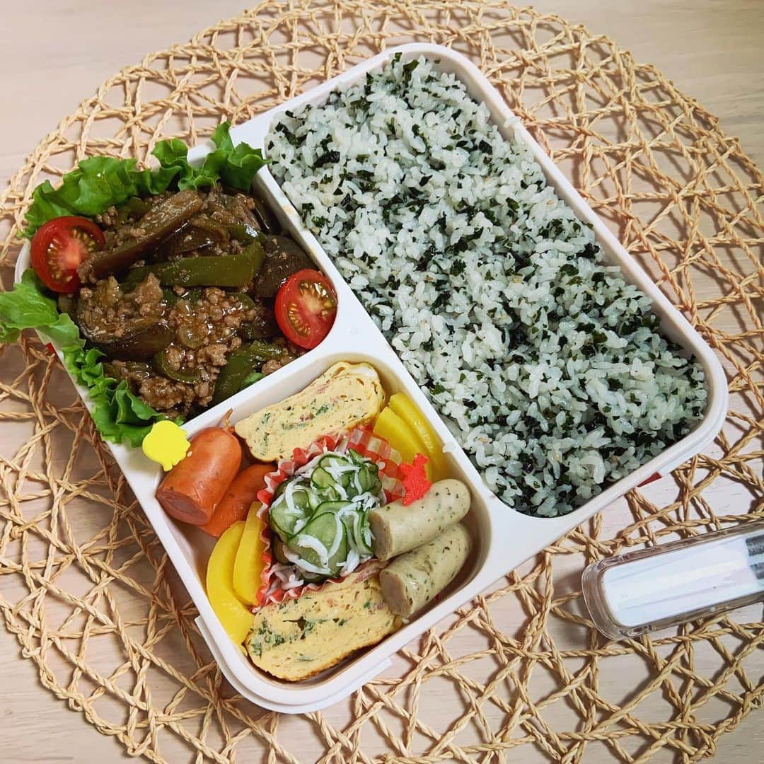 本田しおりのインスタグラム：「#今日のお弁当  #麻婆茄子弁当 #麻婆茄子#スパイシーチョリソー#レモン&パセリウインナー#大葉と梅肉入りだし巻き卵#キュウリとしらすの酢の物🥒#たくあん#しそわかめごはん  #お弁当 #本田弁当 #旦那さん弁当 #神ちゃん弁当  #神弁」