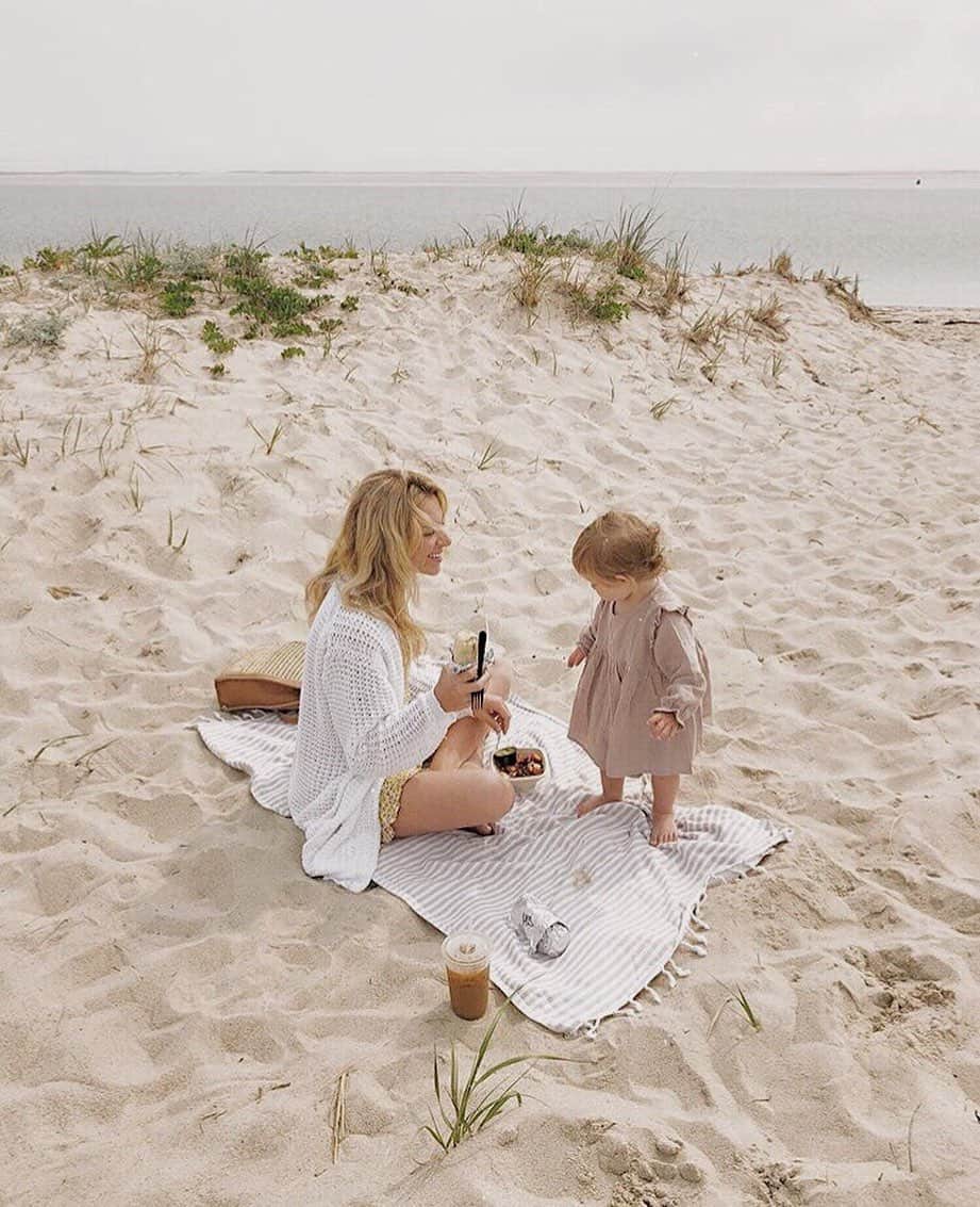 のインスタグラム：「Inspiration for a beach weekend ahead via @laurenswells wearing our open knit Gales Cardigan. Ideal for easy layering in the sand and beyond.」