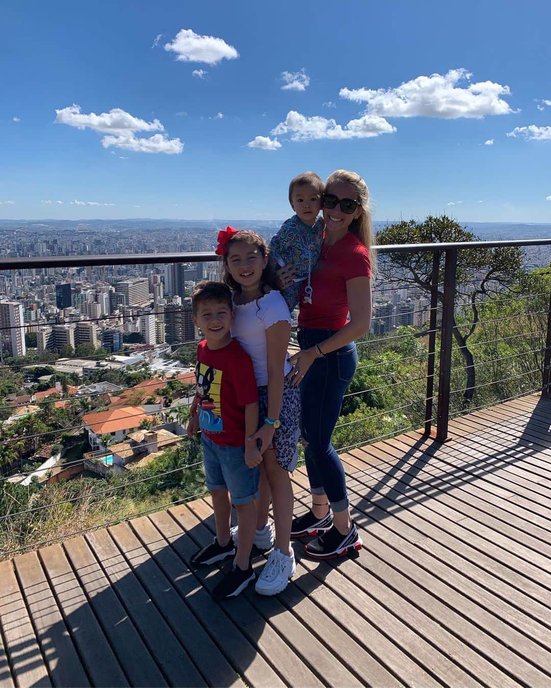 ソフィア・バルビのインスタグラム：「🐣🐣🐣 amores de mamá! ❤️❤️❤️」