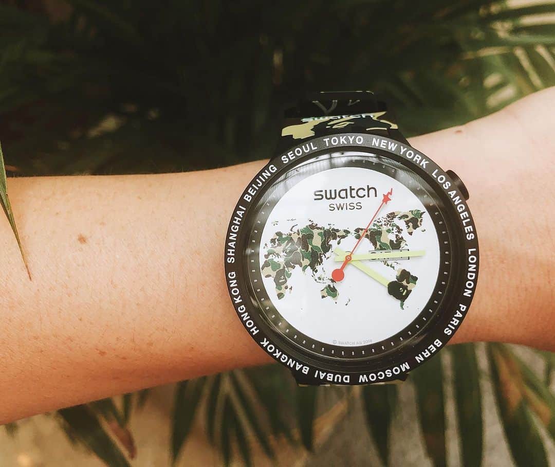 アン・カーティスのインスタグラム：「Dropping in @swatch_ph stores today! SWATCH X BAPE is defo my new fave watch for sure. Love the big face. 🖤 The Big Bold Bape The World will be available in TriNoma and Megamall Swatch stores. #SwatchXBape」