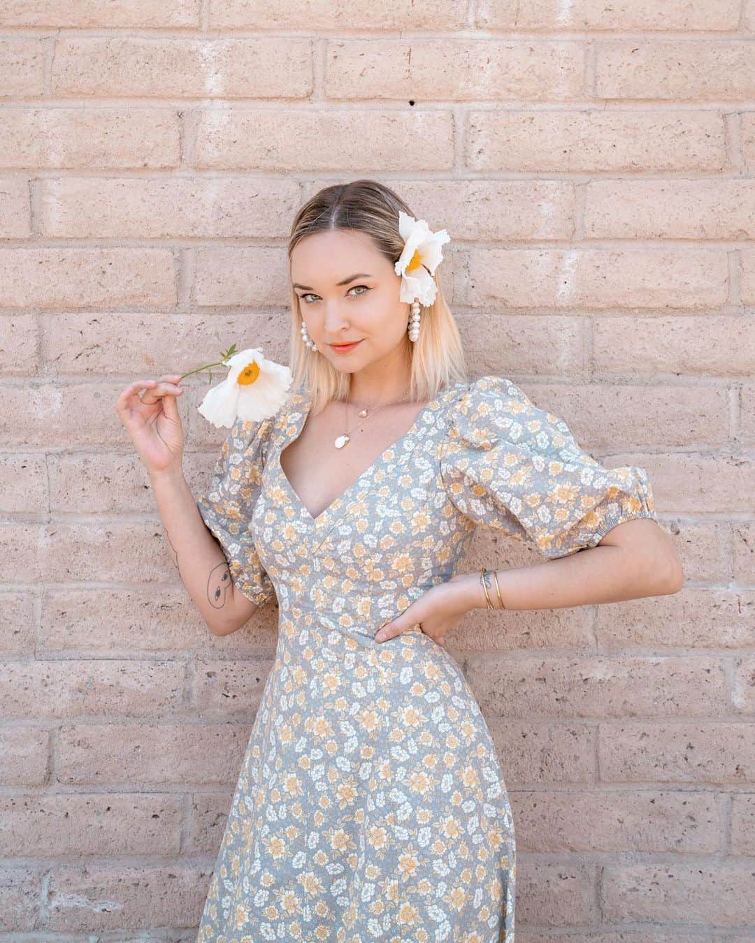 リズ・チェルカソワのインスタグラム：「That Friday feeling! Today was a great day. I spent my morning on the phone discussing what I think will be the right Masters in Psychology program for me. I followed that up with a wonderfully honest and engaging conversation with a trusted “industry” friend. And tonight I am roasting a chicken for dinner and pickling onions for tomorrow’s taco night.」