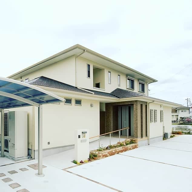 木の家ミヤシタさんのインスタグラム写真 - (木の家ミヤシタInstagram)「ミヤシタは神戸市北区の木の家工務店🌿 【寄棟でも軒先派しっかり出していく #外観】  手仕事の塗り壁に瓦屋根の外観。 オール電化に太陽光発電システムも載せてゼロエネルギーで省エネに。  #外観デザイン #施工事例  もっと見たい方へ プロフィールはこちらです🌿  @miyashita_wood  宮下は兵庫県神戸市北区の一級建築士事務所の工務店 です。 木造住宅による注文住宅の新築と建て替え、リフォーム、リノベーションをしています。  自社の製材所で兵庫県産木材の木を製材して大工の手仕事で木の家を建てています。 住宅性能 にもこだわり、セルロースファイバー断熱材を高気密高断熱のデコスドライ工法 を使い、床や内装に無垢材の杉・桧を取り入れています。  ハウスメーカー検討中の方、予算に合った木のある暮らしが叶うマイホーム作りをしてみませんか  Instagramの方は プロフィールページのURLをタップ  Facebookの方は↓↓こちらから https://miyashita-lww.jp  #宮下 #兵庫県 #神戸市北区 #工務店 #一級建築士事務所 #木造住宅 #注文住宅 #新築 #建て替え #リフォーム  #木 #製材所 #兵庫県産木材 #木の家 #一戸建て #セルロースファイバー断熱材  #デコスドライ工法 #無垢材の床  #ハウスメーカー検討中  #ナチュラル #木のあるくらし  #マイホームづくり #おうちづくり #工務店選び #工務店がつくる家 #ミヤシタの家 #木が好きな人と繋がりたい」6月15日 11時23分 - miyashita_wood