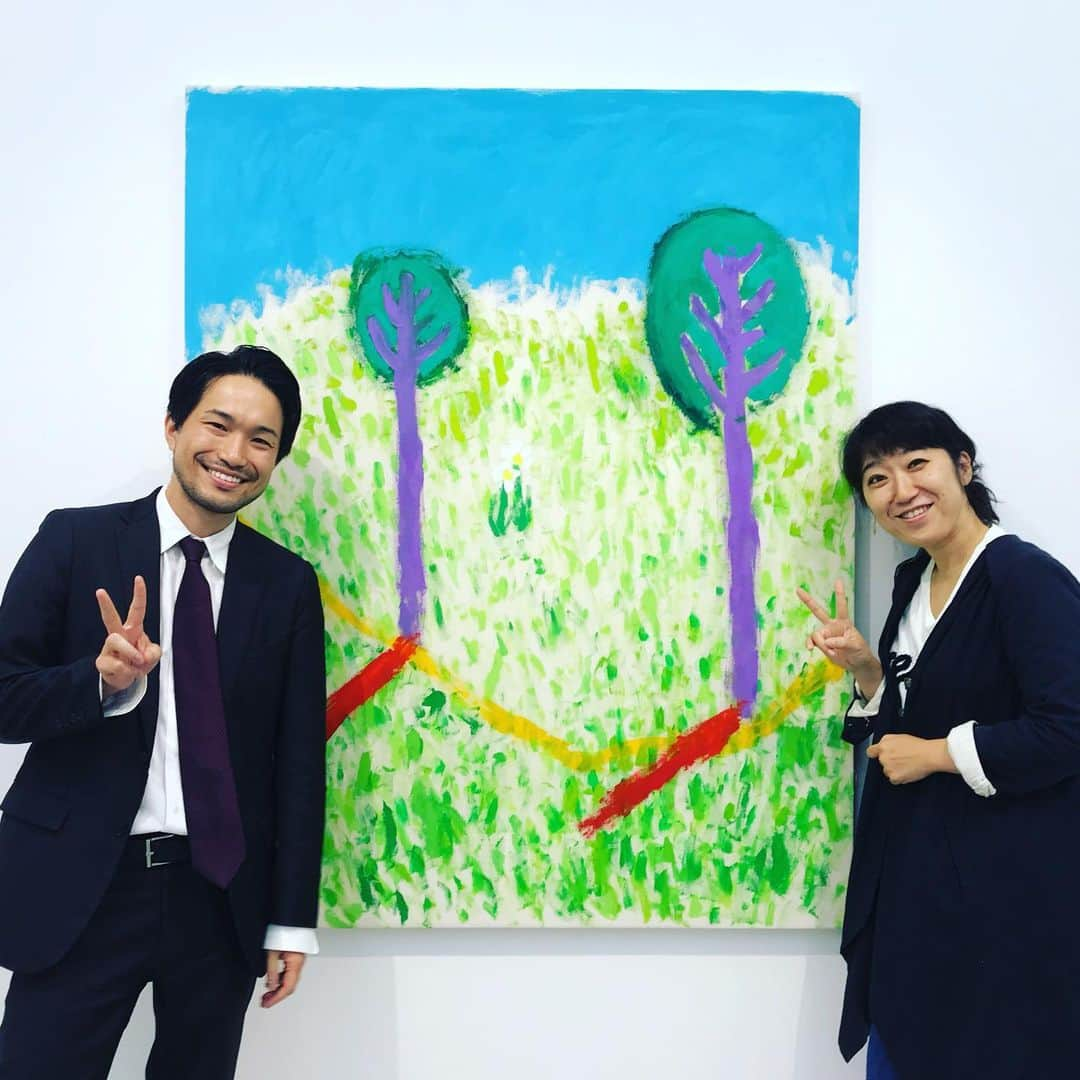 大宮エリーさんのインスタグラム写真 - (大宮エリーInstagram)「いろんなかたに いろんなポーズで いろんな気分で 絵を見てもらいました ありがと #ellieomiya  #art #tomiokoyamagallery  今日まで  大宮エリー展「peace within you 」（あなたの中にある平和）  瀬戸内の海や、イサム・ノグチの作品に感銘をうけて描いた作品（草がよりそっているのをチェックしてくださいね）など、こころのなかに静けさ、おだやかさが、広がるようにと 描いたものを展示しています。また、岡山のおやまのお話。という岡山の廃校でライブペイントした作品も展示しています。かなりの迫力ですのでぜひ、みにきてください！  場所　小山登美夫ギャラリー 港区六本木6-5-24complex665 2階  2019.5.30-6.15 11:00〜19:00  日月祝はお休み ELLIE OMIYA “ Peace within you」6月15日 11時30分 - ellie_omiya