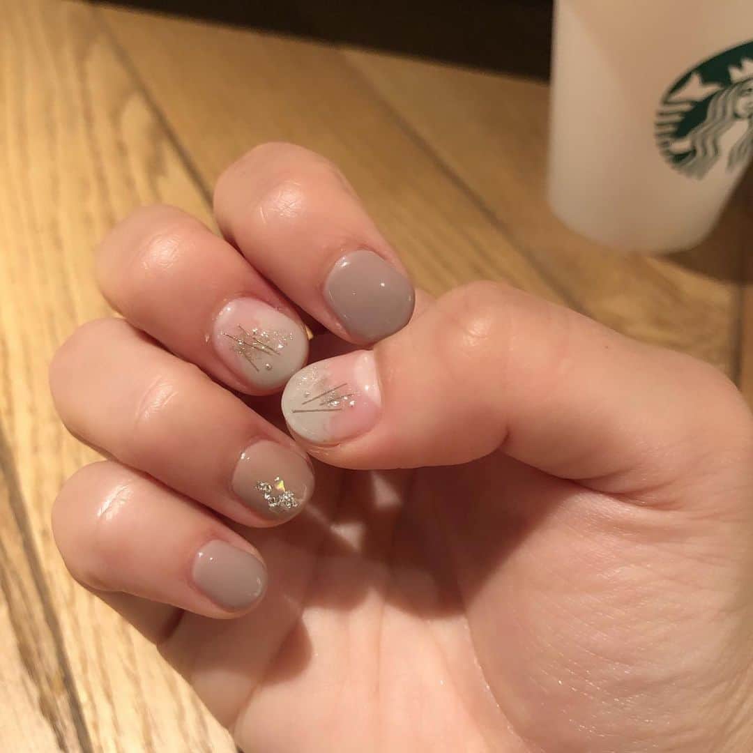 平川はる香のインスタグラム：「. 梅雨でテンション上がらないから2年ぶりにジェルネイル☺︎ 爪がかわいいだけで毎日の気分が全然違う。単純🥰 7000円で幸せ買った🤤 . . 6月後半の本番ウィークもこれで乗り切るぞ〜💪 朗読劇は火曜日初日ですよー✨ 観に来てねー🕊 . . . #ジェルネイル#ナチュラルネイル#ニュアンスネイル#シンプルネイル」