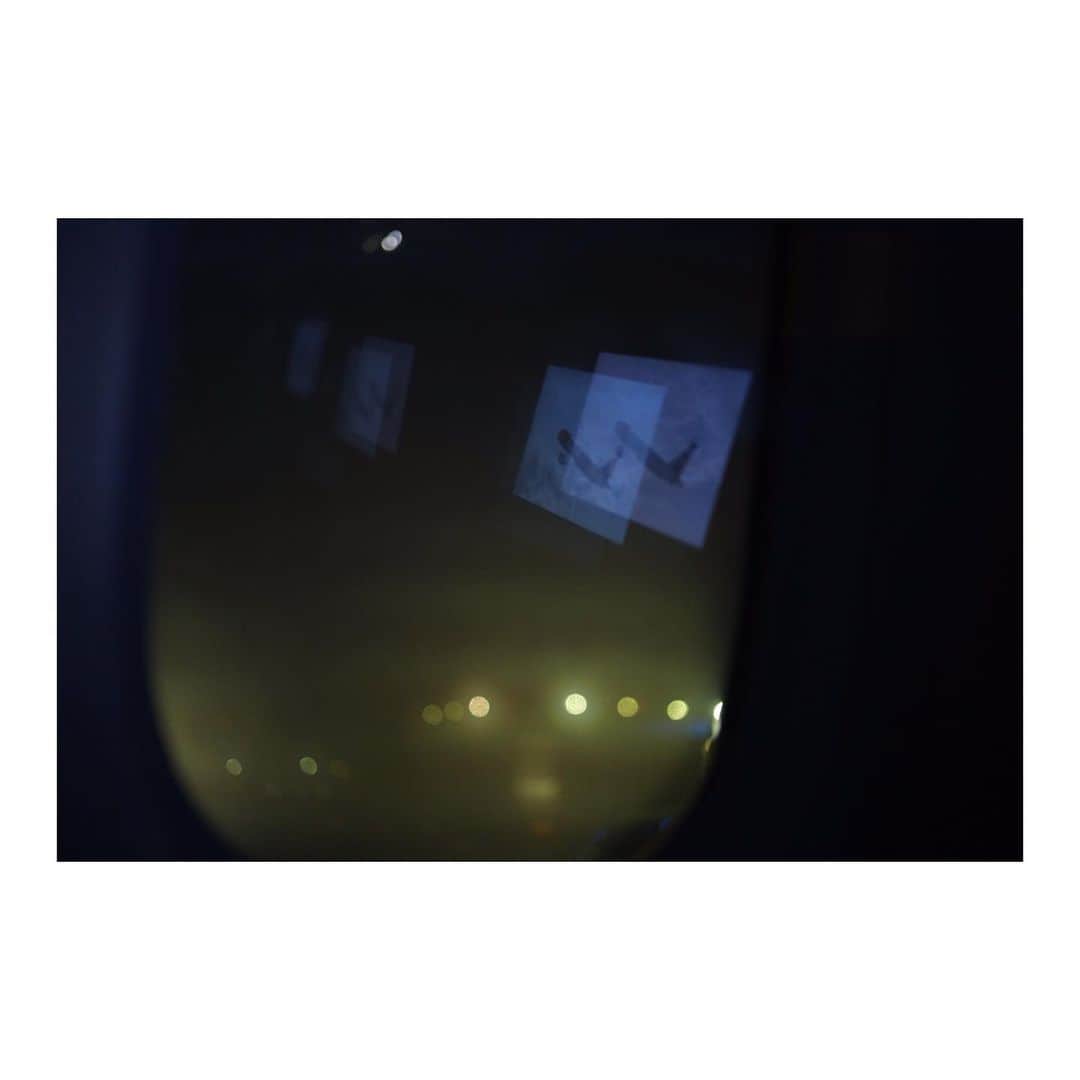 七咲友梨さんのインスタグラム写真 - (七咲友梨Instagram)「夜の飛行機に乗って。 . . .  #場所はいつも旅先だった #読む映画  #映画  #trip  #ドキュメンタリー  #旅 #七咲友梨 #飛行機 #nanasakiyuri」6月15日 11時33分 - nanasaki_yuri