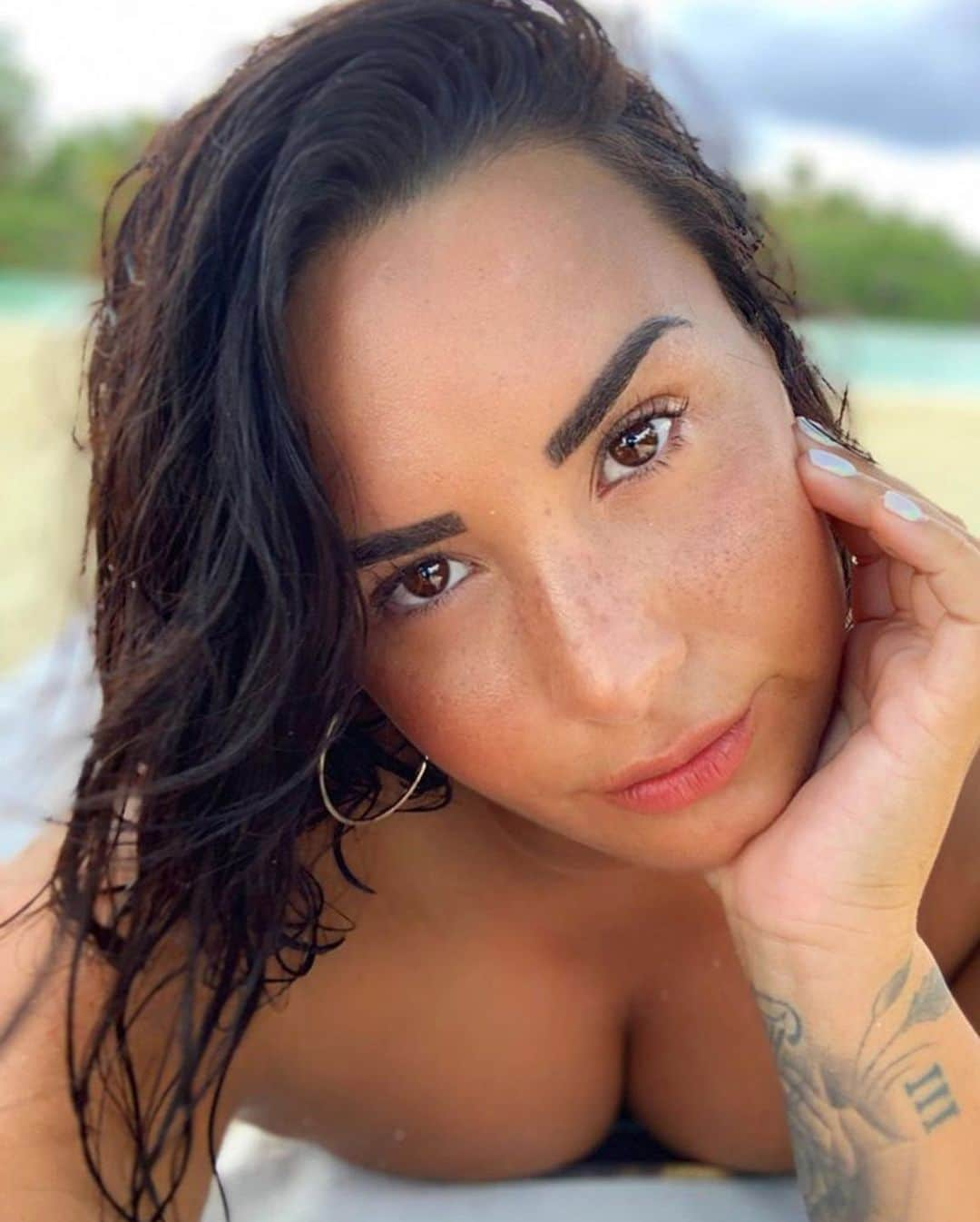 E! Onlineさんのインスタグラム写真 - (E! OnlineInstagram)「Demi Lovato's selfie game is one of the best. Sorry, not sorry. (📷: @ddlovato)」6月15日 11時38分 - enews