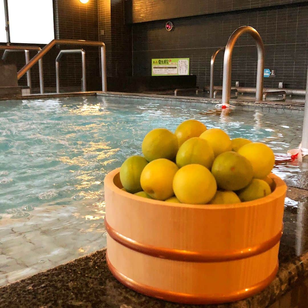 竜泉寺の湯さんのインスタグラム写真 - (竜泉寺の湯Instagram)「今日は梅風呂🛀💕﻿ ﻿ 横濱鶴ヶ峰店では、不感の湯にて梅風呂開催中🎉﻿ ﻿ 梅の香りする🌺﻿ ﻿ わたしは今回初の梅風呂で癒されました〜😌✨﻿たまには体動かさないと😞ジムに行ってきます🏃‍♀️💨﻿ ﻿ 竜泉寺の湯横濱鶴ヶ峰店﻿ ﻿ ‥‥‥‥‥‥‥‥‥‥‥‥‥‥‥‥‥‥‥﻿﻿﻿ ☆お風呂料金☆﻿﻿﻿ ※通常利用時の料金となります。﻿﻿﻿ ※大人(中学生以上)の料金です。﻿﻿﻿ ﻿﻿﻿ ■湘南RESORT SPA茅ヶ崎店﻿﻿﻿ 750円﻿﻿﻿ ﻿﻿﻿ ■草加谷塚店﻿﻿﻿ 750円﻿﻿﻿ ﻿﻿﻿ ■八王子みなみ野﻿﻿﻿ 750円﻿﻿﻿ ﻿﻿﻿ ■横濱鶴ヶ峰店﻿﻿﻿ 600円﻿﻿﻿ ‥‥‥‥‥‥‥‥‥‥‥‥‥‥‥‥‥‥‥﻿﻿﻿ ﻿﻿﻿ #神奈川 #横浜﻿ #梅風呂 #梅 #ジム #ダイエット #tokyo #trip #onsen #travel﻿﻿﻿ #竜泉寺 #温泉 #銭湯 #岩盤浴 #スーパー銭湯 #竜泉寺の湯  #日帰り温泉 #天然温泉 #お風呂 #美容 #健康 #リラックス #気分転換 #スパ #デート #仕事終わり #サークル終わり #お出かけスポット #休日の過ごし方」6月15日 11時39分 - ryusenjinoyu