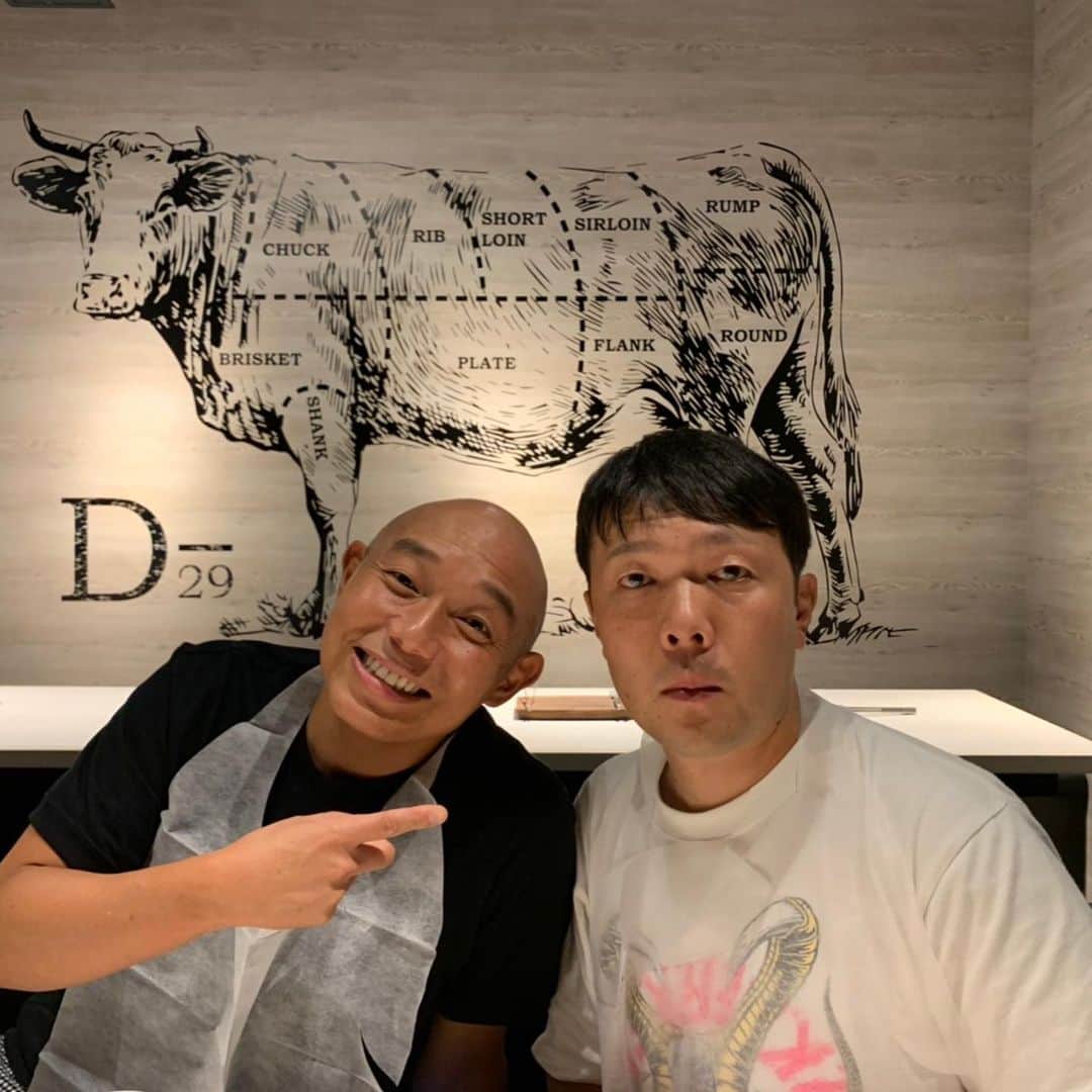そうすけのインスタグラム：「ジモンさんとのラジオ後に みんなでD29へ やっぱ美味かった  ラジオ最初はくじらも出ていたが、色々ありジモンさんからクビと言われた いつのまにかポスターには✖️印がついてたー この日はくじらの代わりにオラキオが出演したよ  #寺門ジモン さん #ダチョウ倶楽部 さん #ネイチャージモン #バカネイチャー #ラジオ #30分番組 #オラキオ #毎週土曜夜9時から #radikoでも聴ける #くじらはダルさ加減が表に出てしまいクビに #D29 #焼肉 #ハゲ #そうすけ」