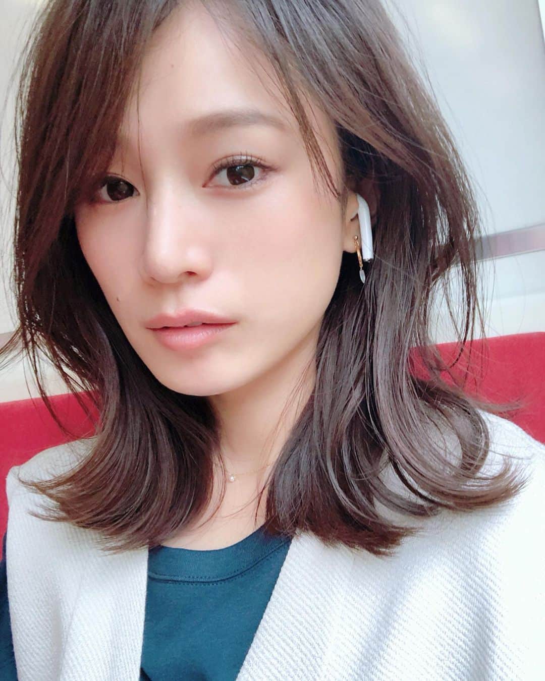 青木英李さんのインスタグラム写真 - (青木英李Instagram)「梅雨ですねー。音楽聴いて気分転換☺︎ 今日もTBS#王様のブランチ 放送後、キリン#一番搾り のインフォマーシャルに出演しているのでお時間合えば見てくださーい♫先週とはまた違うバージョンです。 ・ #TBS #出演情報 #AirPods2  #移動中のお供」6月15日 11時51分 - eriaoki_official