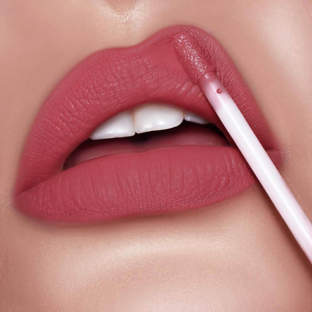 Kylie Cosmeticsさんのインスタグラム写真 - (Kylie CosmeticsInstagram)「THE BIGGER THE HOOPS 💋 tap to shop this KOKO x KYLIE matte lip 🌸 @rebellebeautyx」6月15日 11時58分 - kyliecosmetics