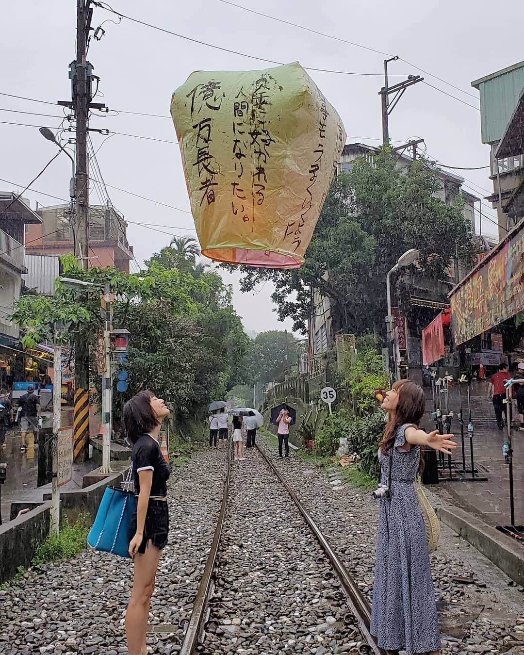 保坂玲奈さんのインスタグラム写真 - (保坂玲奈Instagram)「🎈 . 十份でランタン飛ばしてきた 4色200元でびーちゃんとシェアした♪ . 緑(順調)と黄色(金運)の色を見間違えて スタッフさんが気を使って 緑で写真撮ってくれたのに すごいがめつい人みたいになってる🤣 (立ち位置も逆)もっと沢山可愛い事書いたのに😩☁ . . スタッフさんが写真撮るの慣れてて 上手いし手早くてプロだった！ (私より携帯マスターしてた笑) 次回晴れてる夜にも行ってみたい🌻 . . . #十份 #十份ランタン #ランタン #十分幸福 #十分天燈 #十份天燈 #十份老街 #台湾 #TAIWAN #台北 #taipei #れなお旅 #タビジョ #台北旅 #台湾旅 #女子旅 #旅好き #十份ランタン飛ばし」6月15日 12時11分 - __renao_0707