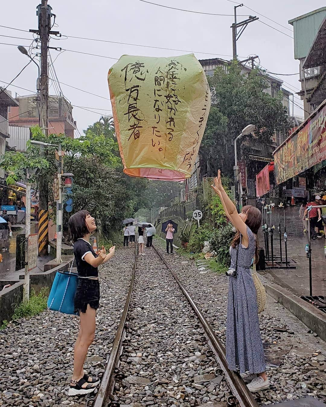 保坂玲奈さんのインスタグラム写真 - (保坂玲奈Instagram)「🎈 . 十份でランタン飛ばしてきた 4色200元でびーちゃんとシェアした♪ . 緑(順調)と黄色(金運)の色を見間違えて スタッフさんが気を使って 緑で写真撮ってくれたのに すごいがめつい人みたいになってる🤣 (立ち位置も逆)もっと沢山可愛い事書いたのに😩☁ . . スタッフさんが写真撮るの慣れてて 上手いし手早くてプロだった！ (私より携帯マスターしてた笑) 次回晴れてる夜にも行ってみたい🌻 . . . #十份 #十份ランタン #ランタン #十分幸福 #十分天燈 #十份天燈 #十份老街 #台湾 #TAIWAN #台北 #taipei #れなお旅 #タビジョ #台北旅 #台湾旅 #女子旅 #旅好き #十份ランタン飛ばし」6月15日 12時11分 - __renao_0707