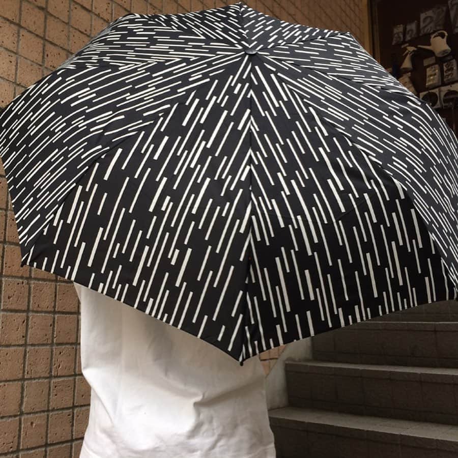 フリーデザインさんのインスタグラム写真 - (フリーデザインInstagram)「. 東京はあいにくのお天気ですね。そんな雨の日に最適な、ドイツで長年愛されている傘専門ブランド「Knirps(クニルプス)」の折りたたみ傘が入荷しました。 . ■T220  クニルプスの中でも一番人気のT220シリーズ。 雨の日には荷物などで手元が埋まってしまい、傘を開くのもわずらわしく感じますが、こちらは手元のボタンでワンタッチで開閉できる自動開閉機能付き。 8本骨なので雨風をしっかり受け止めてくれるのはもちろん、日傘としてもお使いいただけます。 . ■X1 クニルプスの大定番X1！ 濡れた傘の持ち運びに便利なラウンドケース入りの折りたたみ傘です。コンパクトな見た目ながら、開くと直径94cmと十分な大きさに。 ケースは速乾性に優れたEVA樹脂を使用しており、カバンに外付けできるホルダーストラップも付いています。 . ■ドライバッグ 雨に濡れた折りたたみ傘を持ち歩くのに便利なドライバッグ。 内側がタオル生地になっていて、水分をしっかり吸い取ってくれます。 混雑した電車やバスの中でも、水滴を気にせず持ち運びできます。 . . RAINY DAY FAIRは明日まで開催しています。 今回紹介したアイテム以外にもいろいろな雨グッズ、ジメジメ対策グッズを取り揃えています。是非、この機会にご来店ください。 . 【開催概要】 ───────────────────── . RAINY DAY FAIR / 同時開催 BAGGU FAIR . ■期間：2019/5/31(金) - 6/16(日) . ■場所： free design 吉祥寺店 . ───────────────────── . . ▼詳細はプロフィールのリンクからご覧いただけます。 → @freedesign_jp . 【取扱店舗】 #フリーデザイン吉祥寺店」6月15日 12時09分 - freedesign_jp